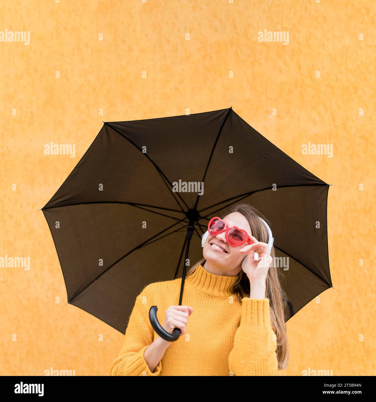 Frau mit schwarzem Schirm Stockfoto