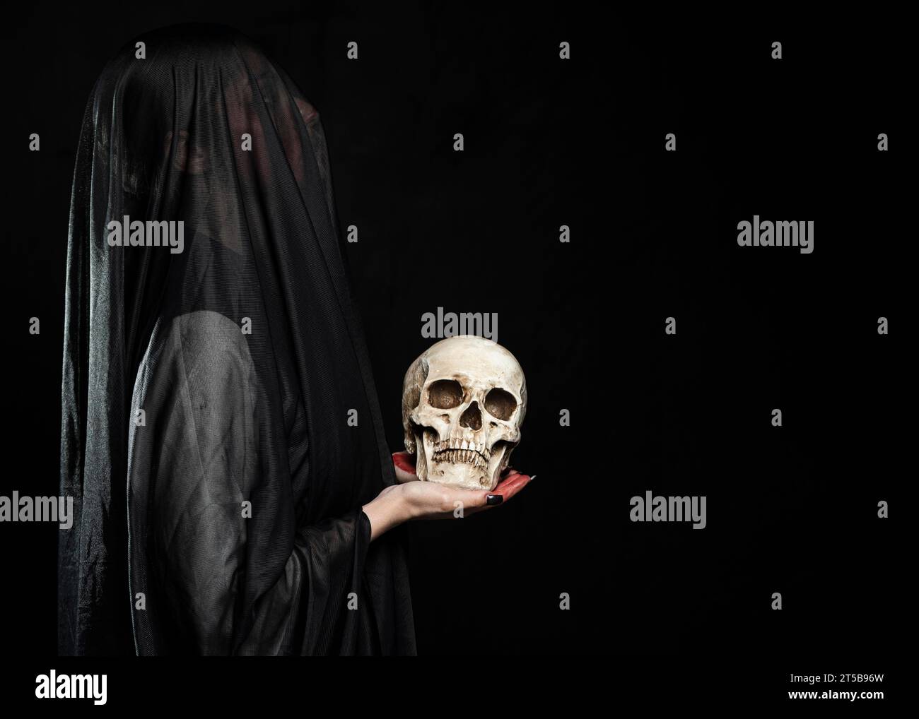 Frau mit schwarzem Schleier Kopierraum Stockfoto