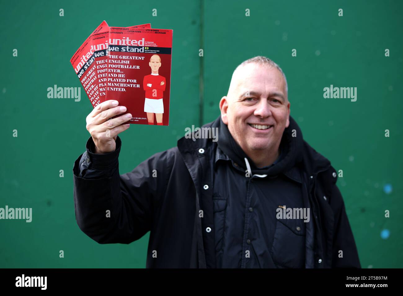 Ein Programmverkäufer mit dem ehemaligen Spieler von Manchester United und England, Sir Bobby Charlton, der am 21. Oktober vor dem Spiel der Premier League in Craven Cottage in London starb. Bilddatum: Samstag, 4. November 2023. Stockfoto