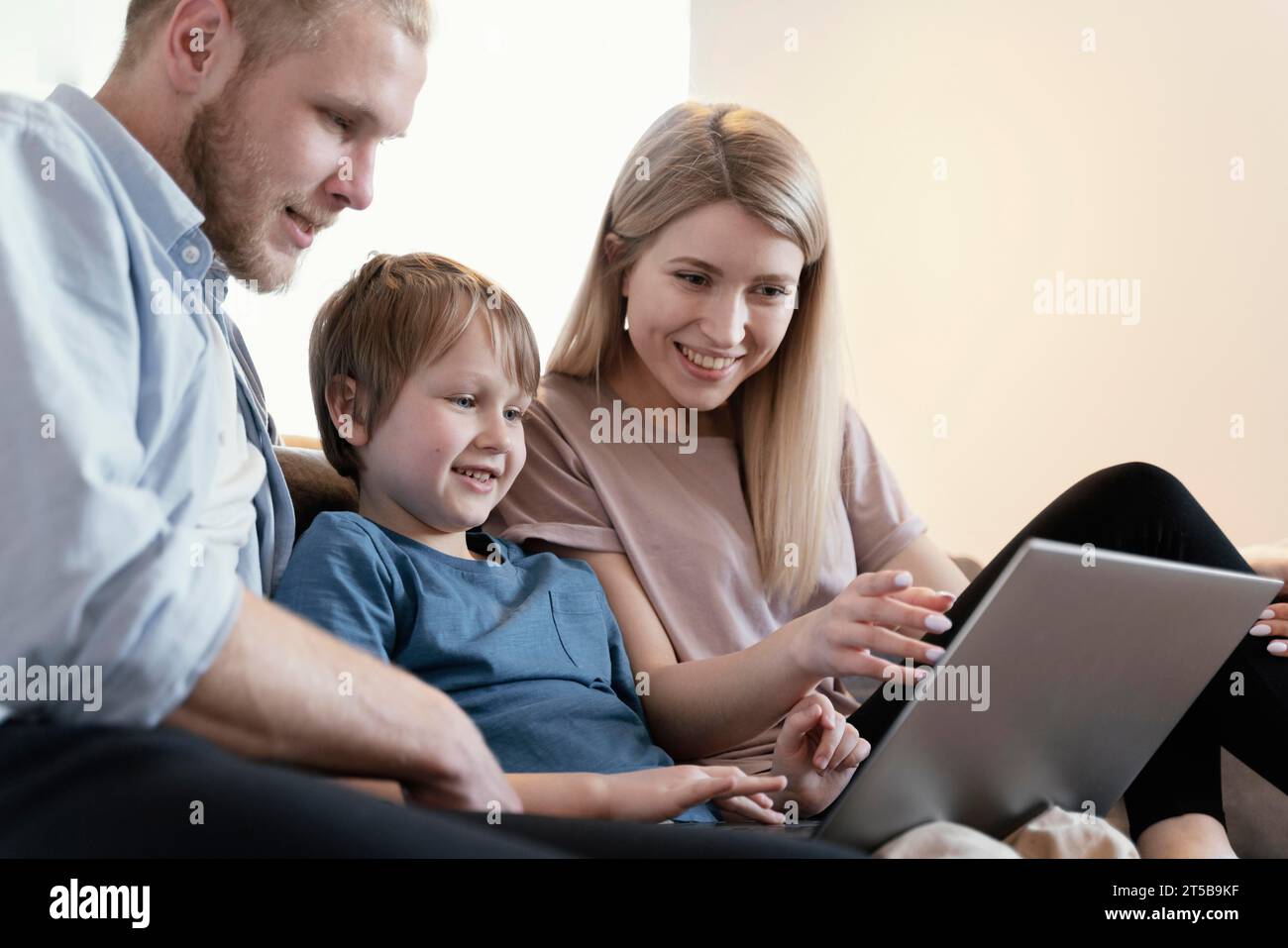 Nahaufnahme der Eltern, Kind mit Laptop Stockfoto