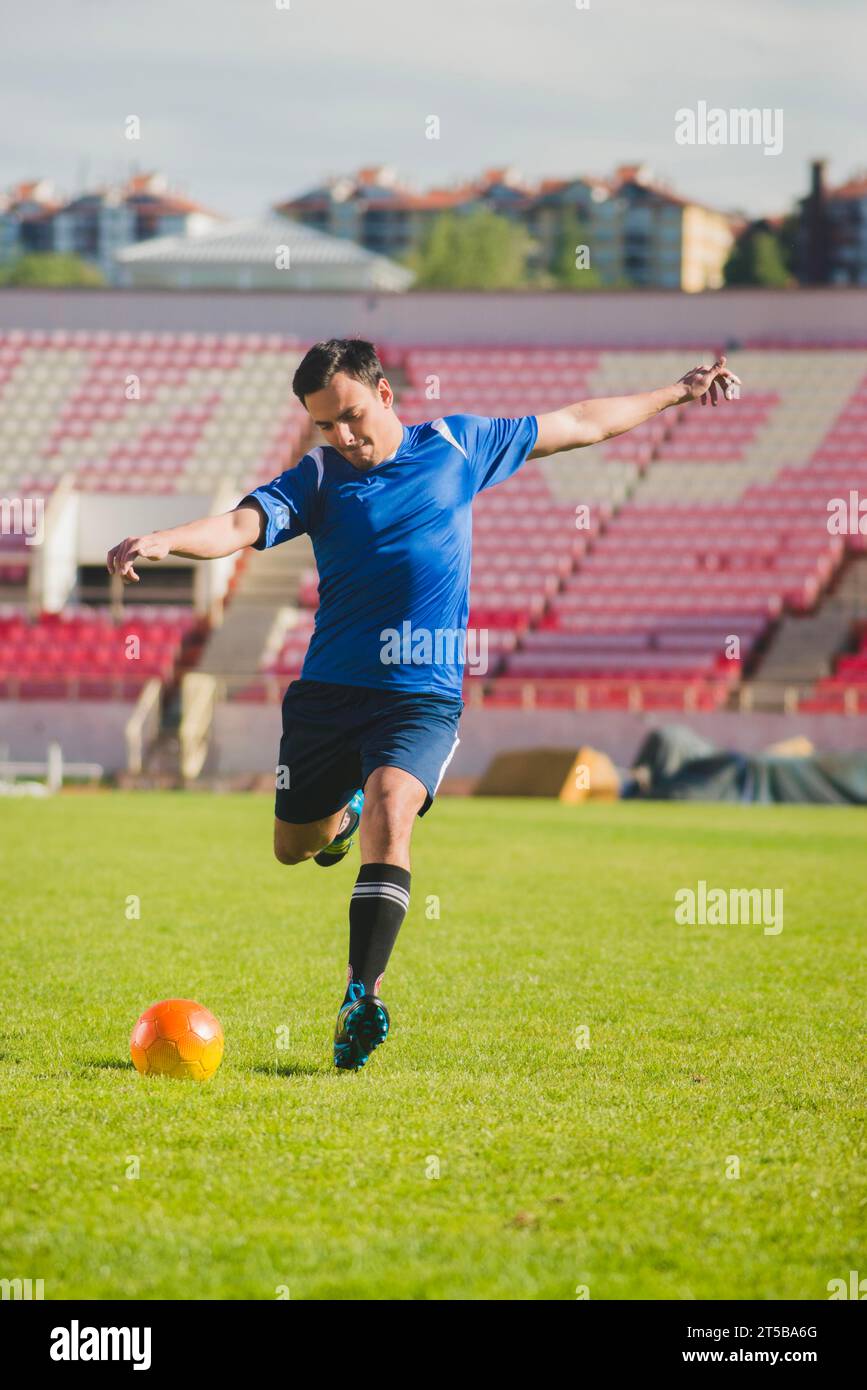 Fußballspieler-Shooting-Kick Stockfoto