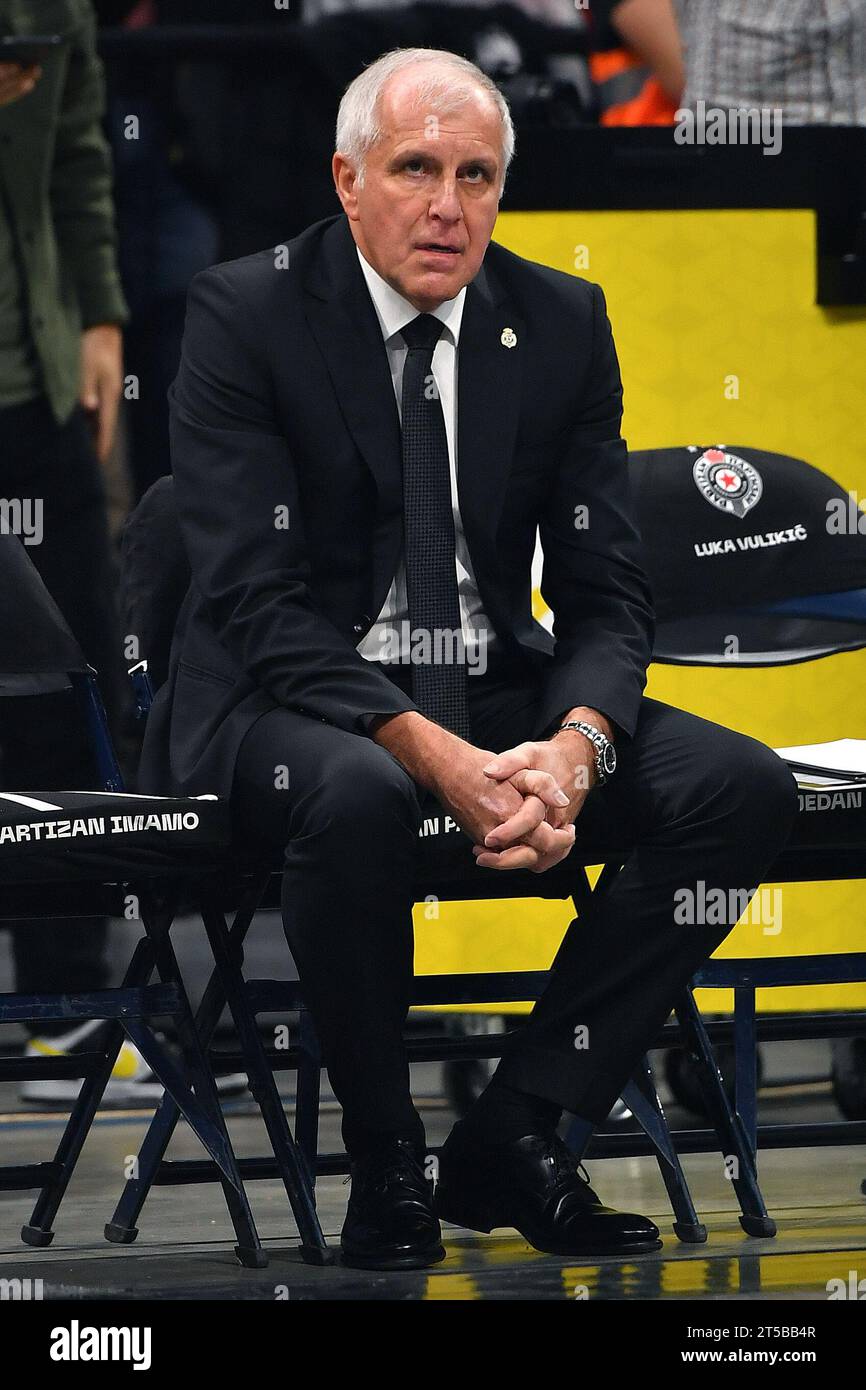 Belgrad, Serbien, 26. Oktober 2023. Cheftrainer Zeljko Obradovic reagiert während des Spiels der Turkish Airlines EuroLeague 2023/2024, Runde 5 zwischen Partizan Mozzart Bet Belgrad und Crvena Zvezda Meridianbet Belgrad in der stark Arena in Belgrad. Oktober 2023. Quelle: Nikola Krstic/Alamy Stockfoto