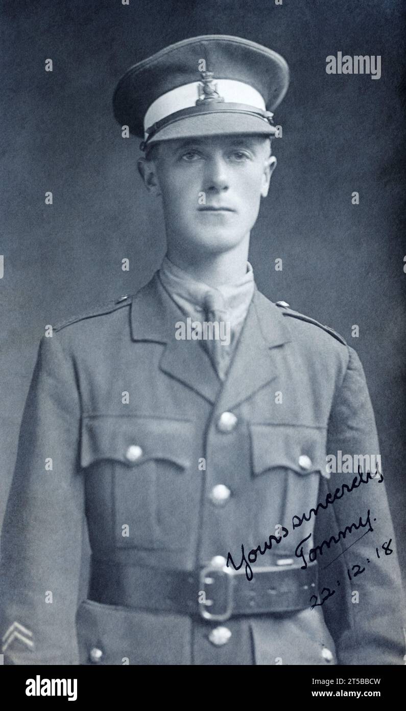 Ein Offizierskadett des Wiltshire Regiments mit zwei Überseestreifen, die seinen früheren Dienst während des Ersten Weltkriegs um 1918 anzeigen. Stockfoto