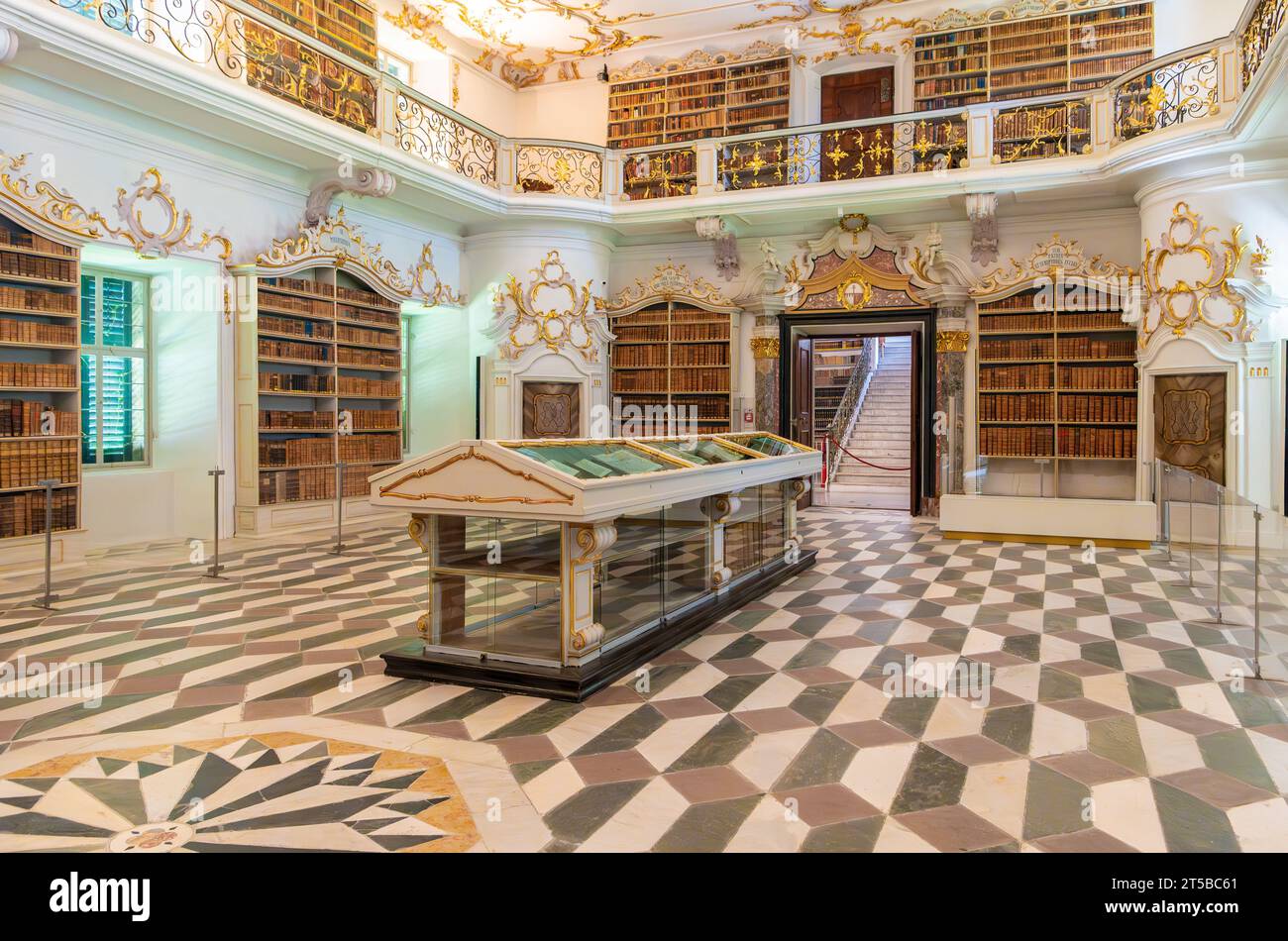 Augustiner-Abtei von Neustift (Novacella). Das Innere der berühmten Bibliothek im wunderschönen Barockstil (Rokoko-Stuckarbeiten). Brixen, Brixen, Südtyro Stockfoto