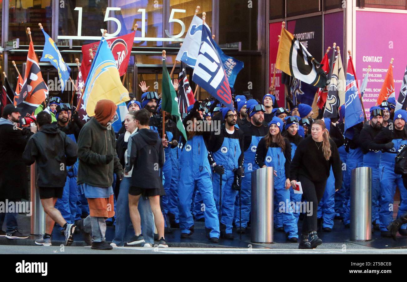 NEW YORK, NY - 3. NOVEMBER: Atmosphäre während eines Segments am CBS Mornings, das 100 Days to Super Bowl LVIII am 3. November 2023 in New York City promoviert. Copyright: XRWx Credit: Imago/Alamy Live News Stockfoto