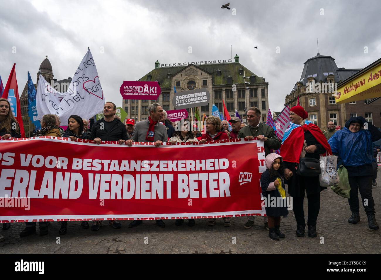 AMSTERDAM - Demonstranten während einer Aktion der gewerkschaft FNV (niederländischer Gewerkschaftsbund) und der NPB (niederländische Polizeiunion) am Tag der Existenzsicherung. Nach den bevorstehenden Wahlen wollen die Gewerkschaften ein klares Signal an die Politiker senden, was die angestrebte sozioökonomische Politik angeht. ANP JEROEN JUMELET niederlande Out - belgien Out Credit: ANP/Alamy Live News Stockfoto