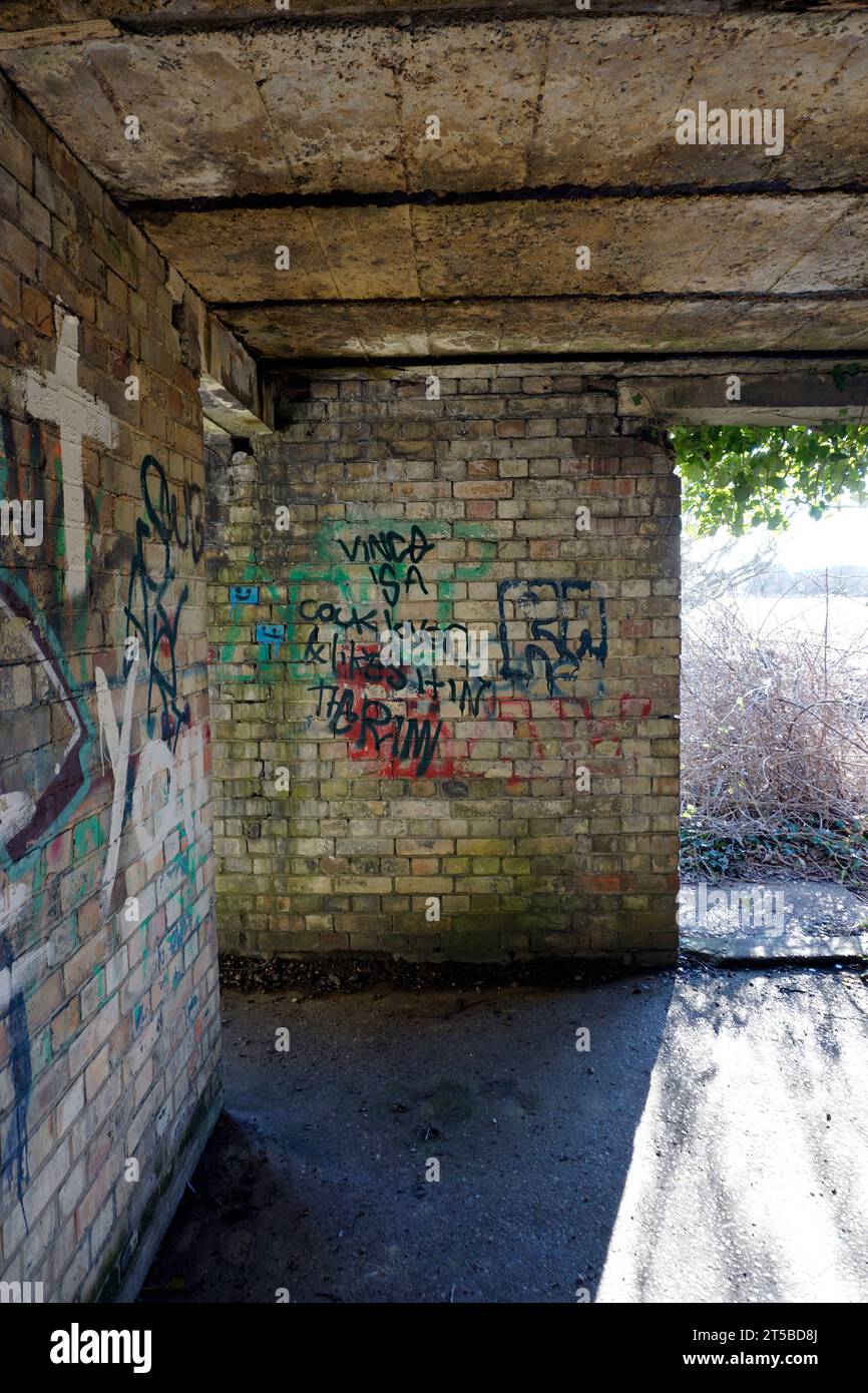 Graffiti im alten stillgelegten Gebäude sizewell suffolk england Stockfoto