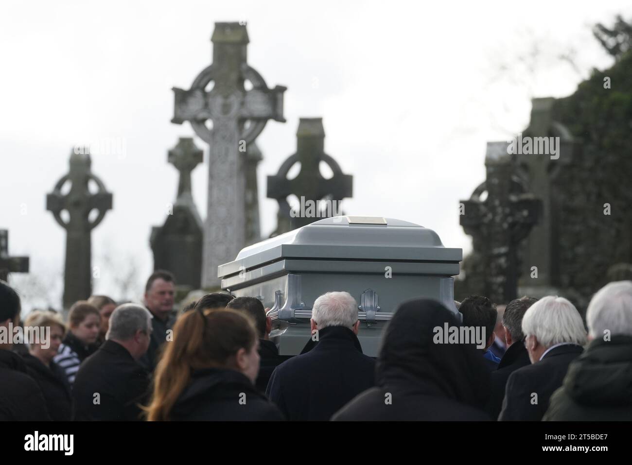 Der Sarg von Denise Morgan wird von der Church of the Assumption in Tullyallen in County Louth ausgeführt, nach ihrer Trauermesse wurde sie bei einem Mord/Selbstmord in New York erschossen. Bilddatum: Samstag, 4. November 2023. Stockfoto