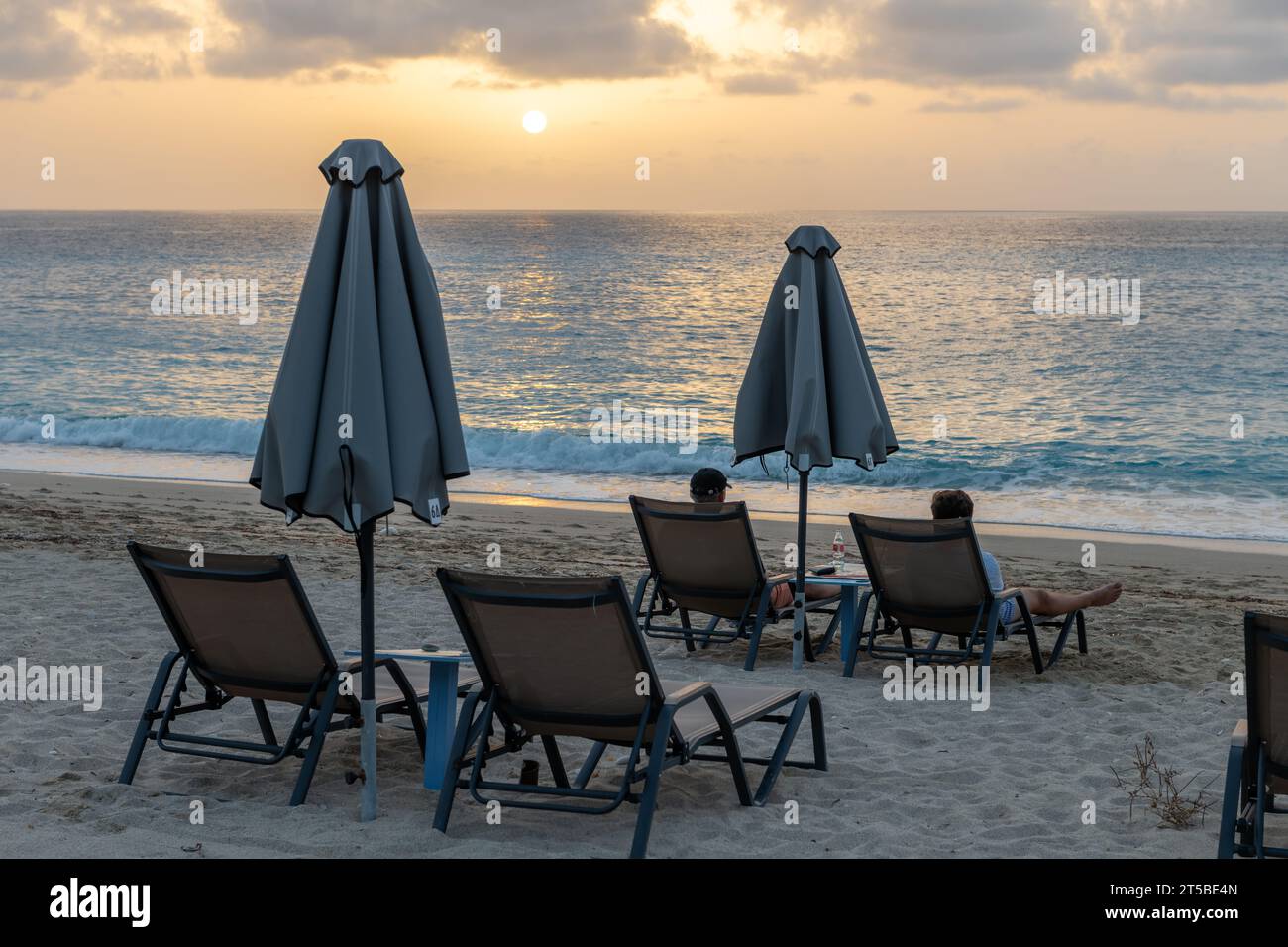 Touristen, die den letzten Sonnenschein am Kathisma Beach erhaschen. Insel Lefkada, Griechenland. Stockfoto