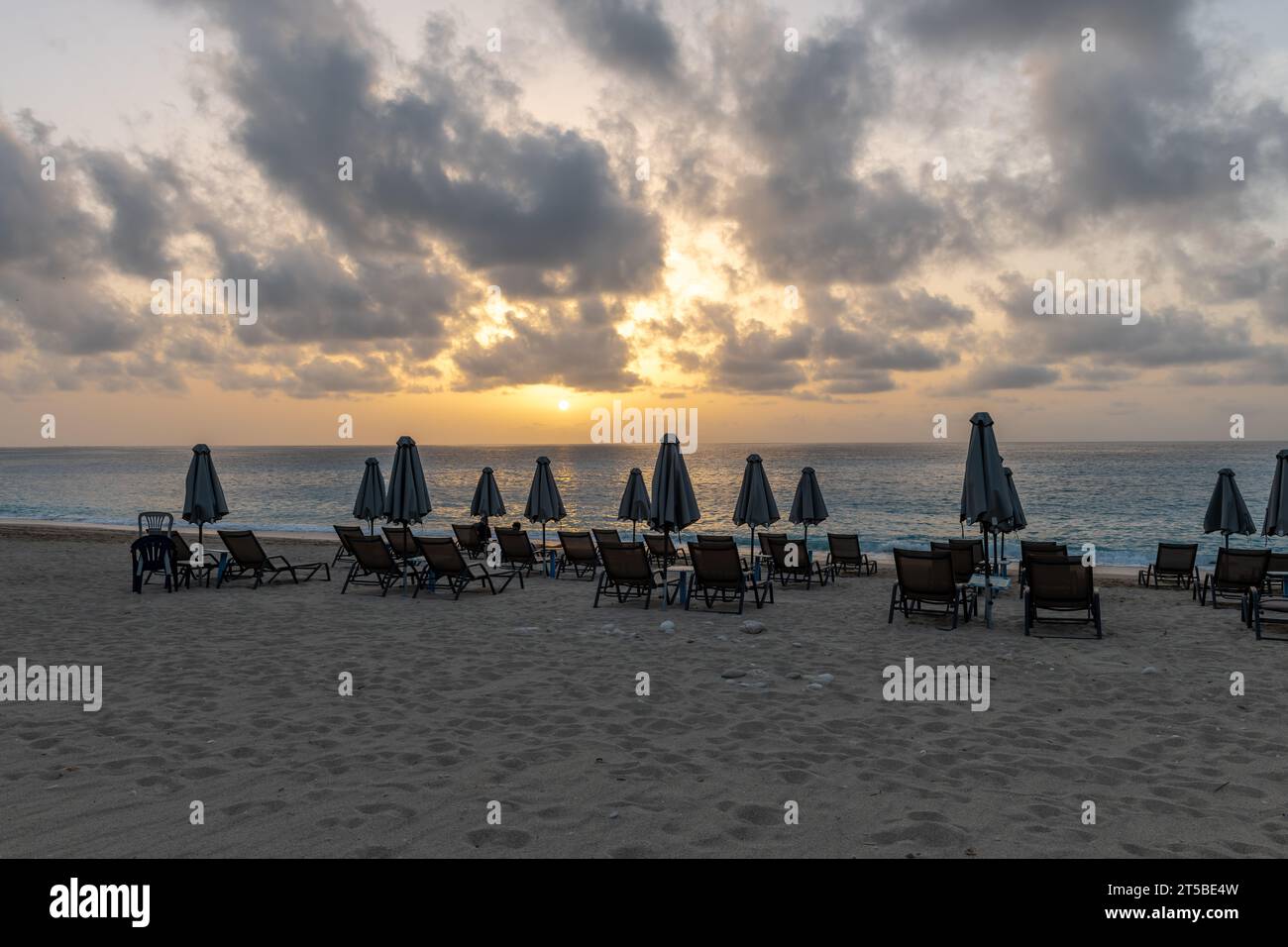 Touristen, die den letzten Sonnenschein am Kathisma Beach erhaschen. Insel Lefkada, Griechenland. Stockfoto