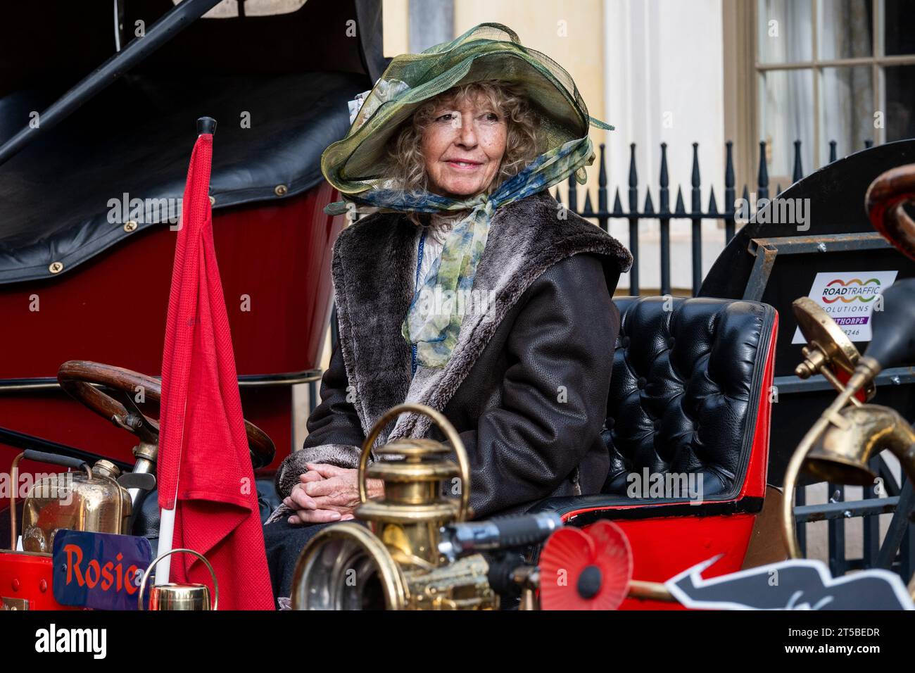 London, Großbritannien. 4. November 2023. Ein kostümierter Teilnehmer bei einer Ausstellung von Veteranenautos in der Malborough Road vor dem St. James’s Palace. Die Fahrzeuge werden am nächsten Morgen im RM Sotheby’s London zum Brighton Veteran Car Run gefahren, der zum 127. Mal mit Teilnehmern aus aller Welt stattfindet. Quelle: Stephen Chung / Alamy Live News Stockfoto