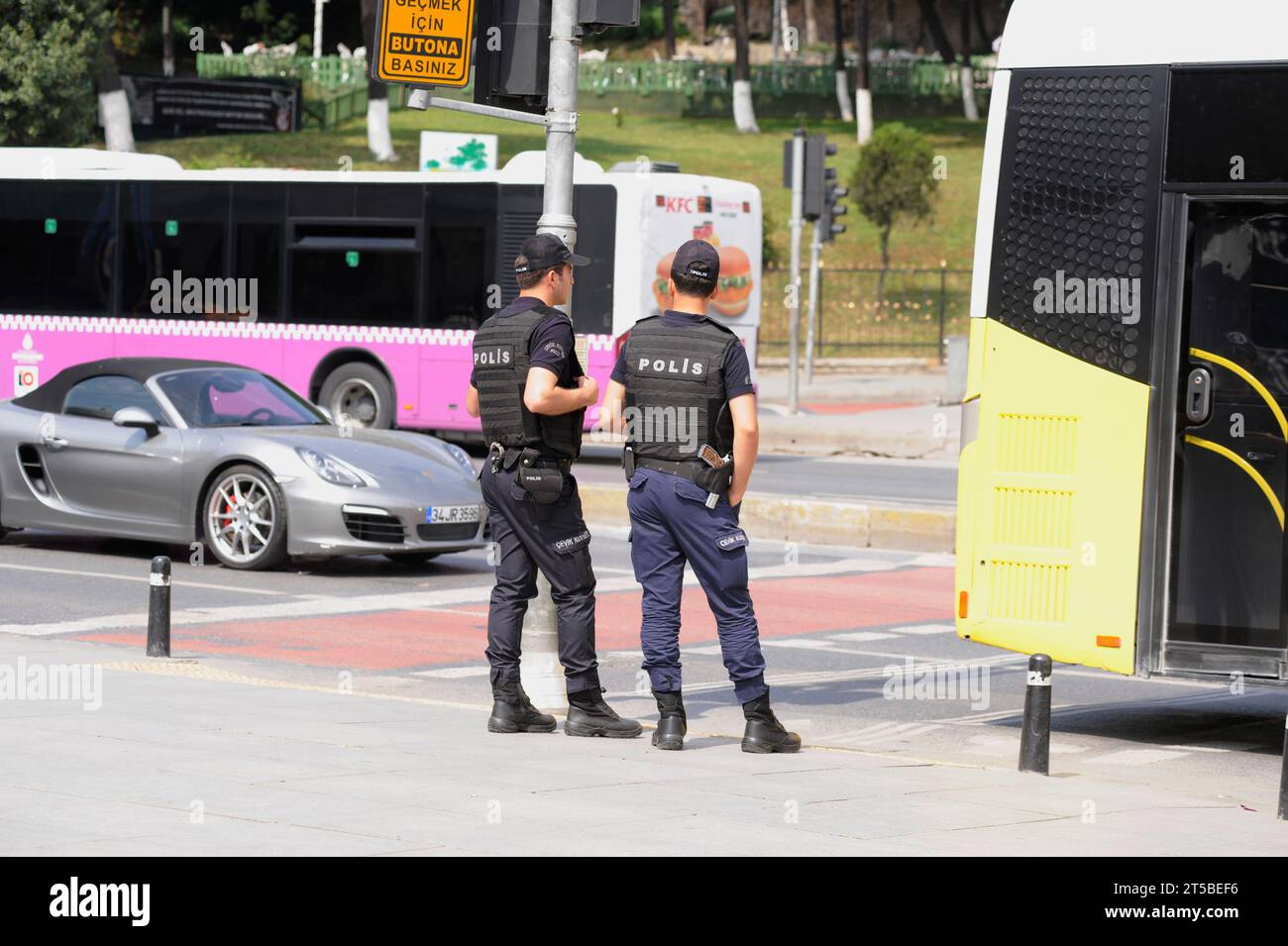 Istanbul, Türkiye. Zwei Polizisten in Kabatas auf der Straße Stockfoto