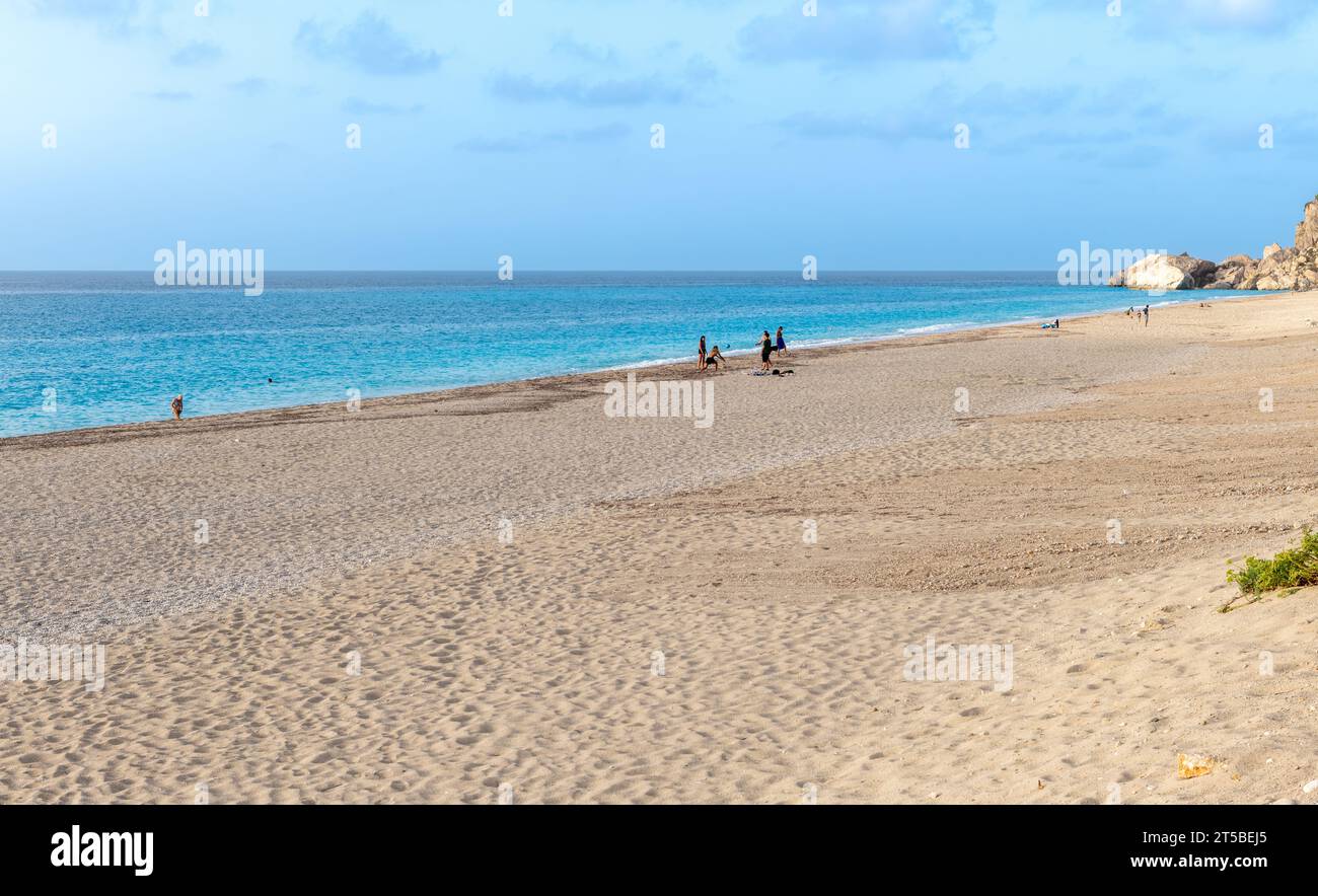 Insel Lefkada. Griechenland- 10.23.2023. Touristen, die Freizeitaktivitäten am Kathisma Beach genießen. Stockfoto