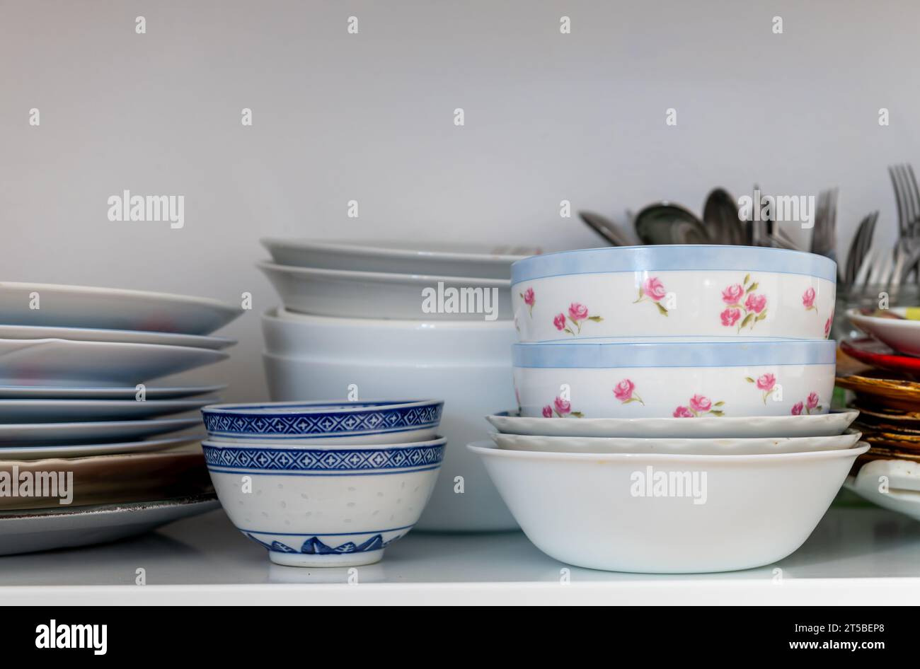 Geschirr und Geschirr auf einem Küchenregal. Stockfoto