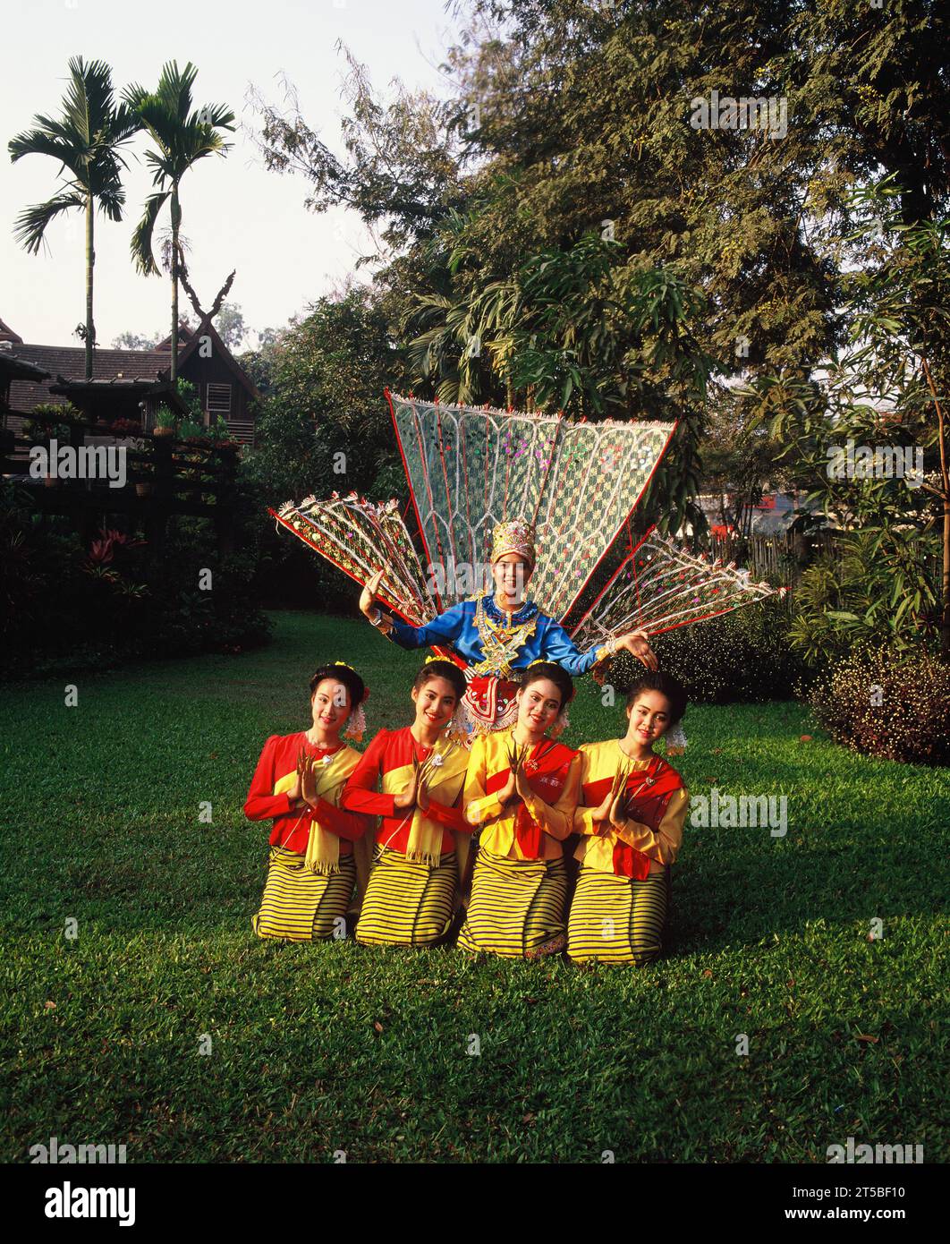 Thailand. King Ka-la und Fingernageltänzer posieren im Garten. Stockfoto