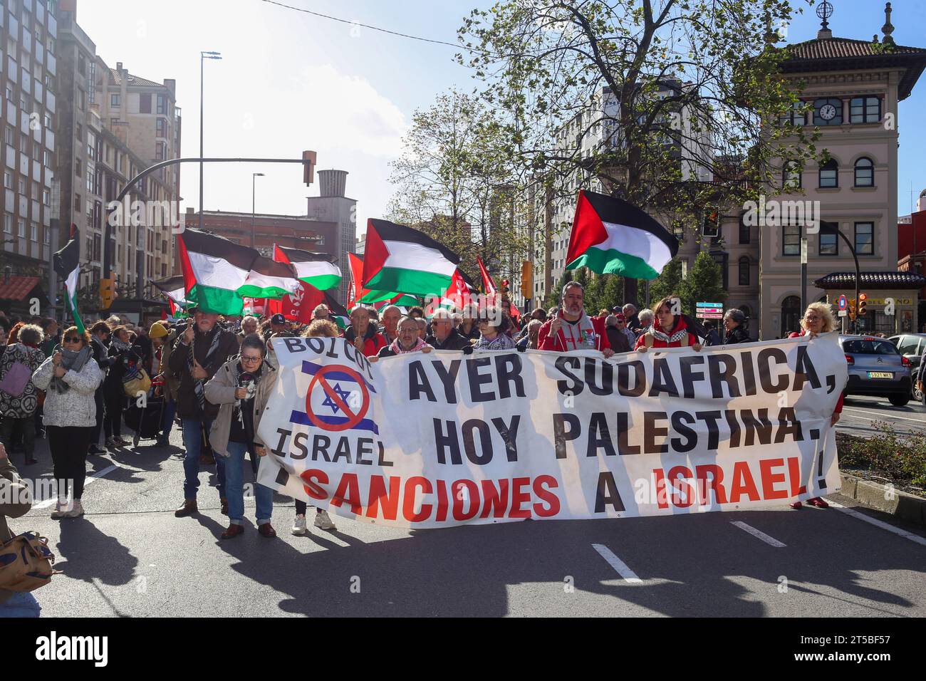 Gijon, Spanien, 4. November 2023: Das Hauptbanner der Demonstration "gestern Südafrika, heute Palästina, Sanktionen gegen Israel! Während der Demonstration aus Protest gegen den palästinensischen Völkermord, Ende der Besetzung des zionistischen Völkermords, am 4. November 2023 in Gijon, Spanien. Quelle: Alberto Brevers / Alamy Live News. Stockfoto
