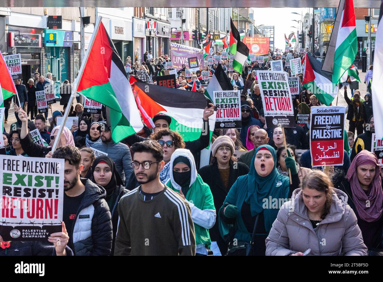 High Street, Southend on Sea, Essex, Großbritannien. November 2023. Im Rahmen des landesweiten Aktionstages für Palästina findet in der Stadt Southend on Sea ein Protest statt, bei dem Demonstranten gegen den Krieg in Gaza marschieren und einen Waffenstillstand und ein Ende der israelischen Besatzung fordern Stockfoto