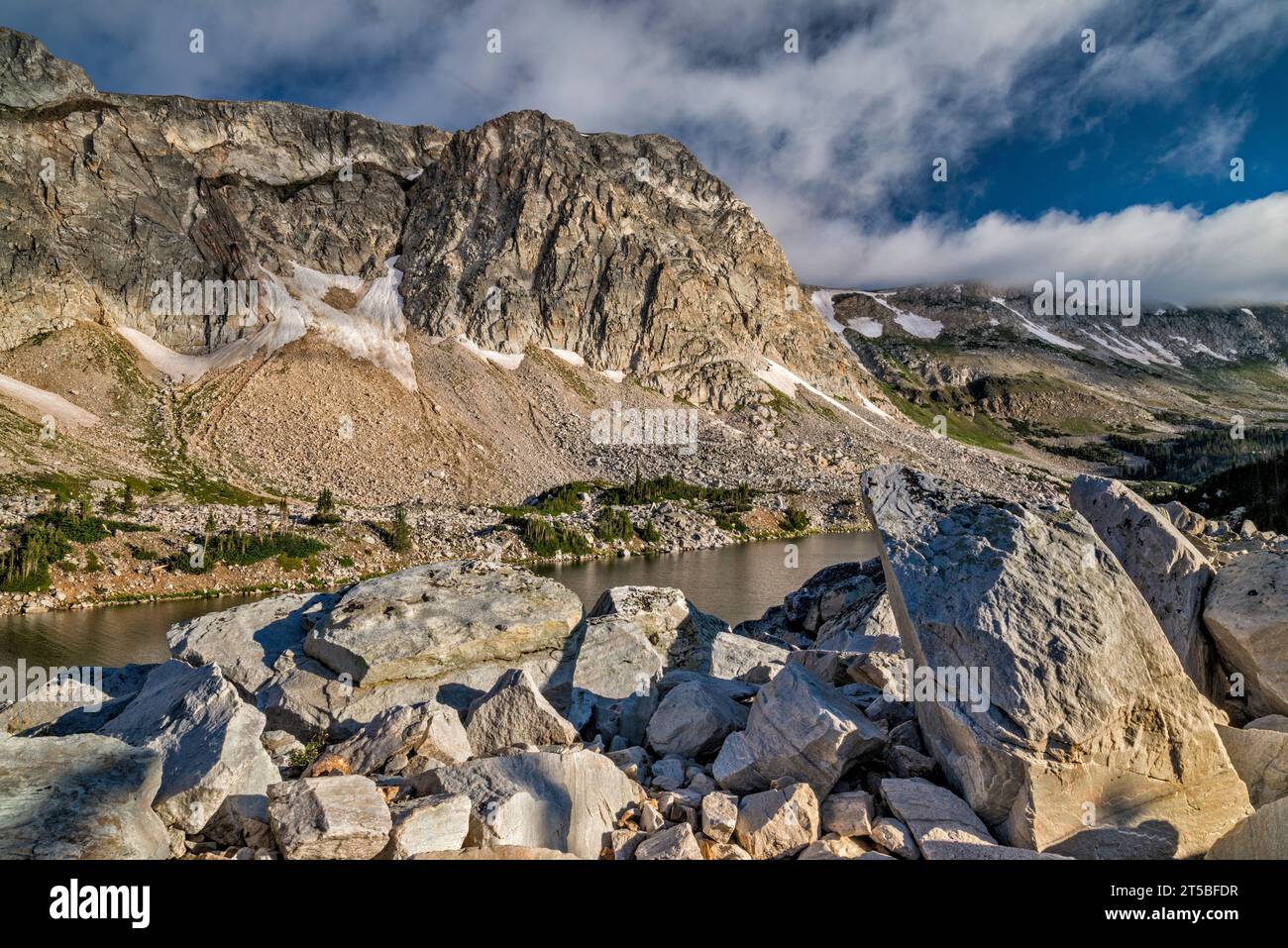 Snowy Range, Lookout Lake, Blick vom Lakes Trail, Hochsommermorgen, Medicine Bow Mountains, Rocky Mountains, Medicine Bow Nat Forest, Wyoming, USA Stockfoto