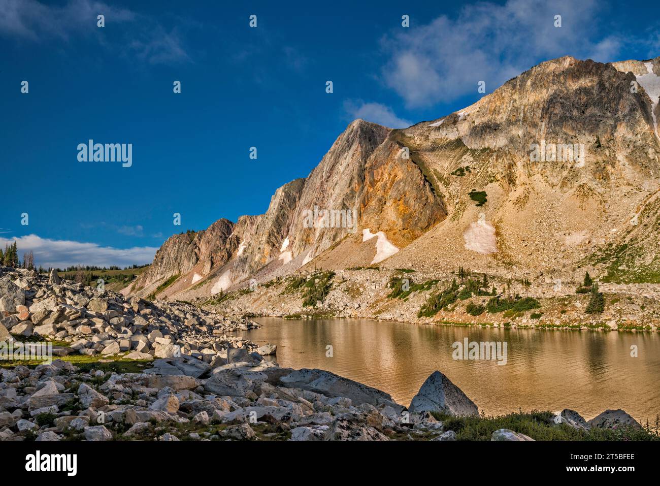 Snowy Range, The Diamond im Zentrum, Lookout Lake, Blick vom Lakes Trail, Mittsommer, Medicine Bow Mountains, Rocky Mountains, Wyoming, USA Stockfoto