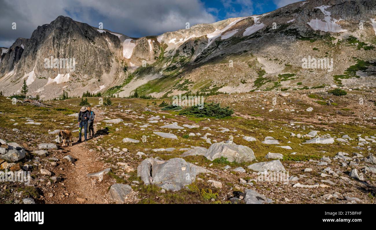 Snowy Range, Old Main Elevation auf der linken Seite, Wanderer auf dem Lakes Trail, Mittsommer, Medicine Bow Mountains, Rocky Mountains, Wyoming, USA Stockfoto