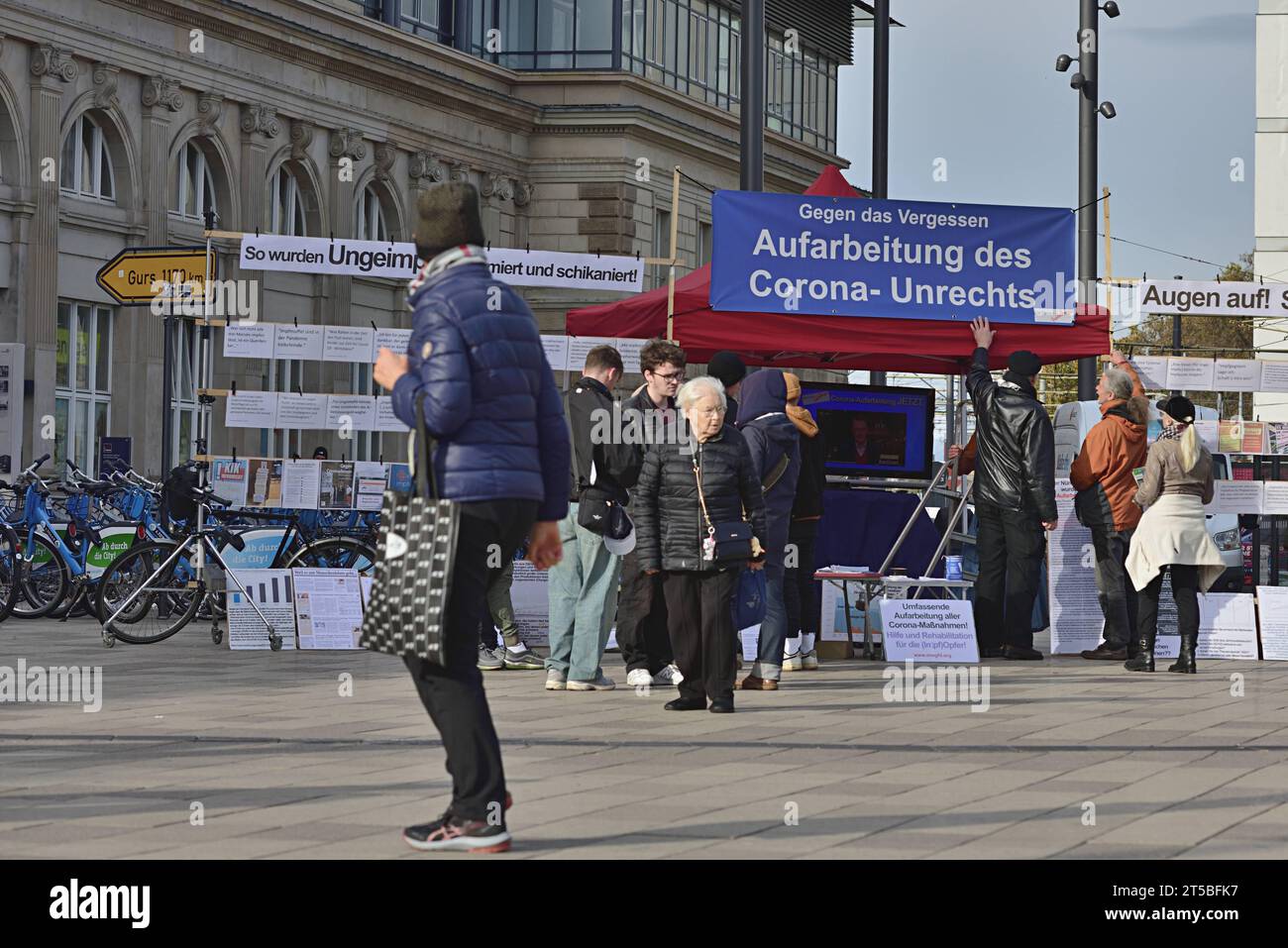 4.11.2023 Querdenker in Mannheim die lokale Gruppe Freie Heidelberger aus der Querdenker und Coronaleugnerszene informiert mit einem Stand vor dem Mannheimer Hauptbahnhof über angebliche Diskriminierung und Schikane gegenüber Ungeimpften während der Corona Pandemie. Mannheim Willy Brandt Platz Baden Württemberg Deutschland *** 4 11 2023 Querdenker in Mannheim die Ortsgruppe Freie Heidelberger aus der Querdenker- und Corona-Denier-Szene informiert mit einem Stand vor dem Mannheimer Hauptbahnhof über angebliche Diskriminierung und Schikanen gegen ungeimpfte Menschen während der Corona PA Stockfoto