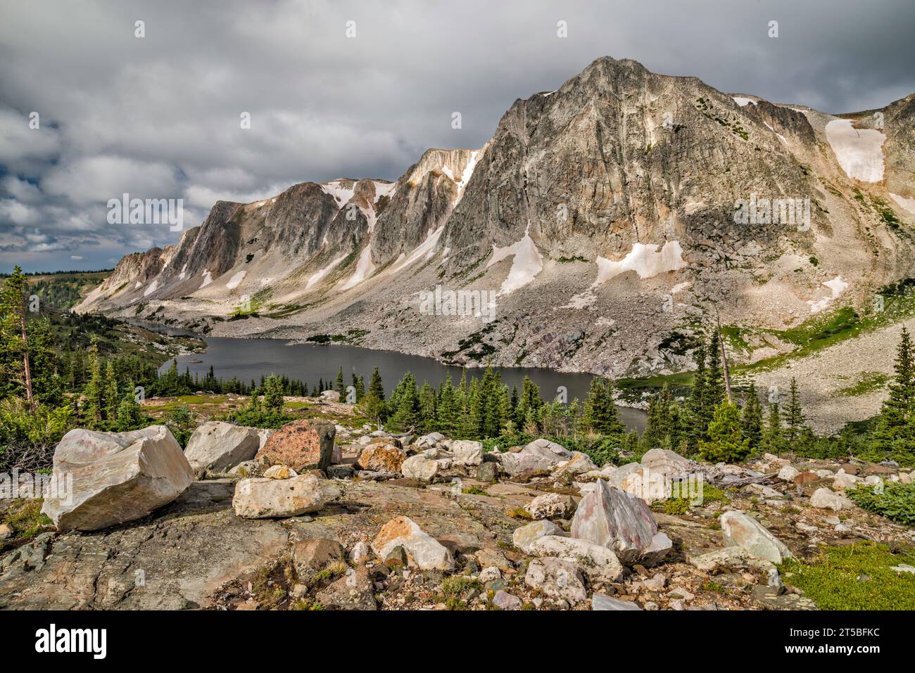 Snowy Range, Old Main Elevation auf der rechten Seite, Lookout Lake, Blick vom Lakes Trail, Hochsommer, Medicine Bow Mountains, Rocky Mountains, Wyoming, USA Stockfoto
