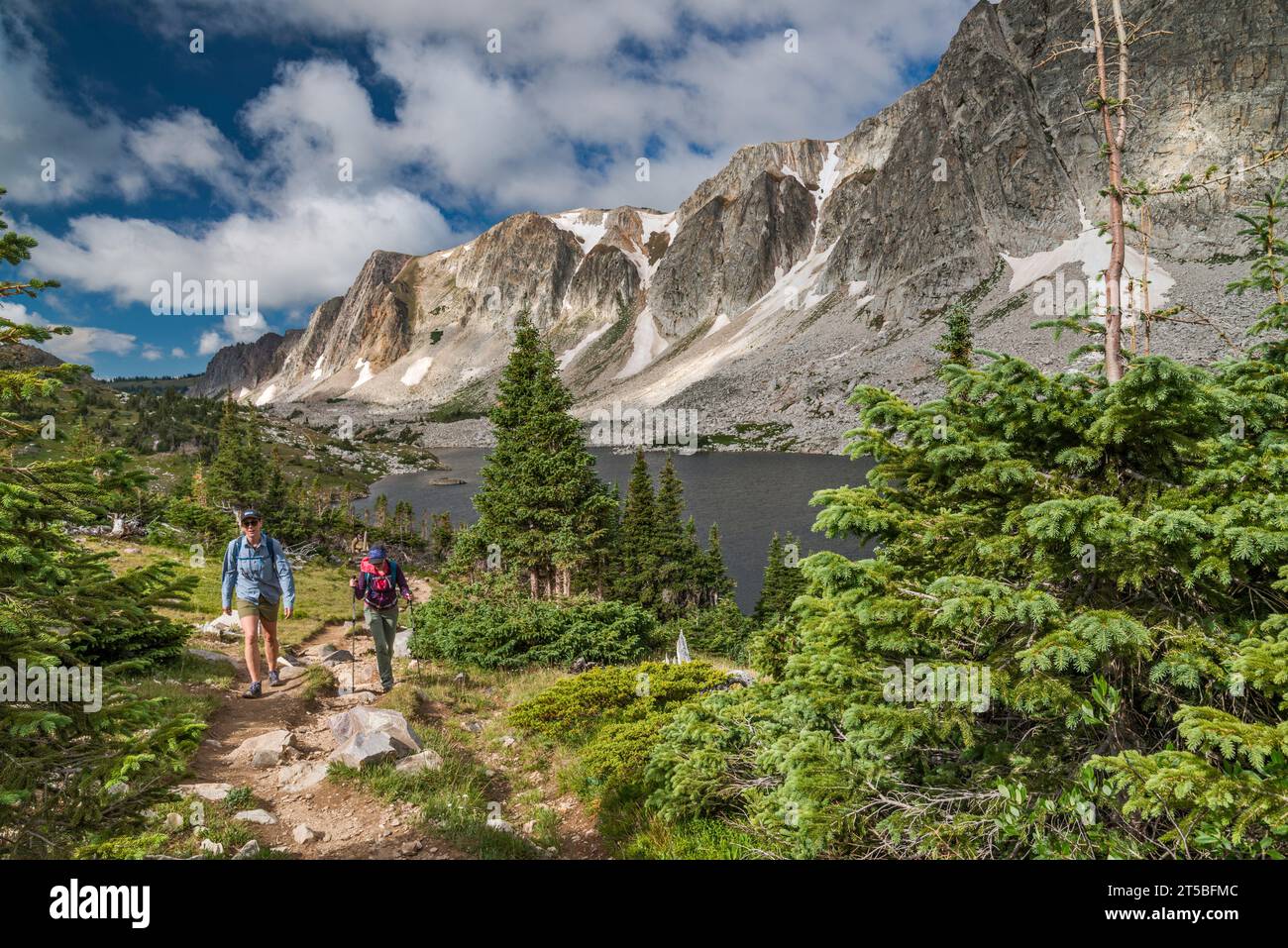 Snowy Range, Lookout Lake, Wanderer auf dem Lakes Trail, Mittsommer, Medicine Bow Mountains, Rocky Mountains, Medicine Bow National Forest, Wyoming, USA Stockfoto