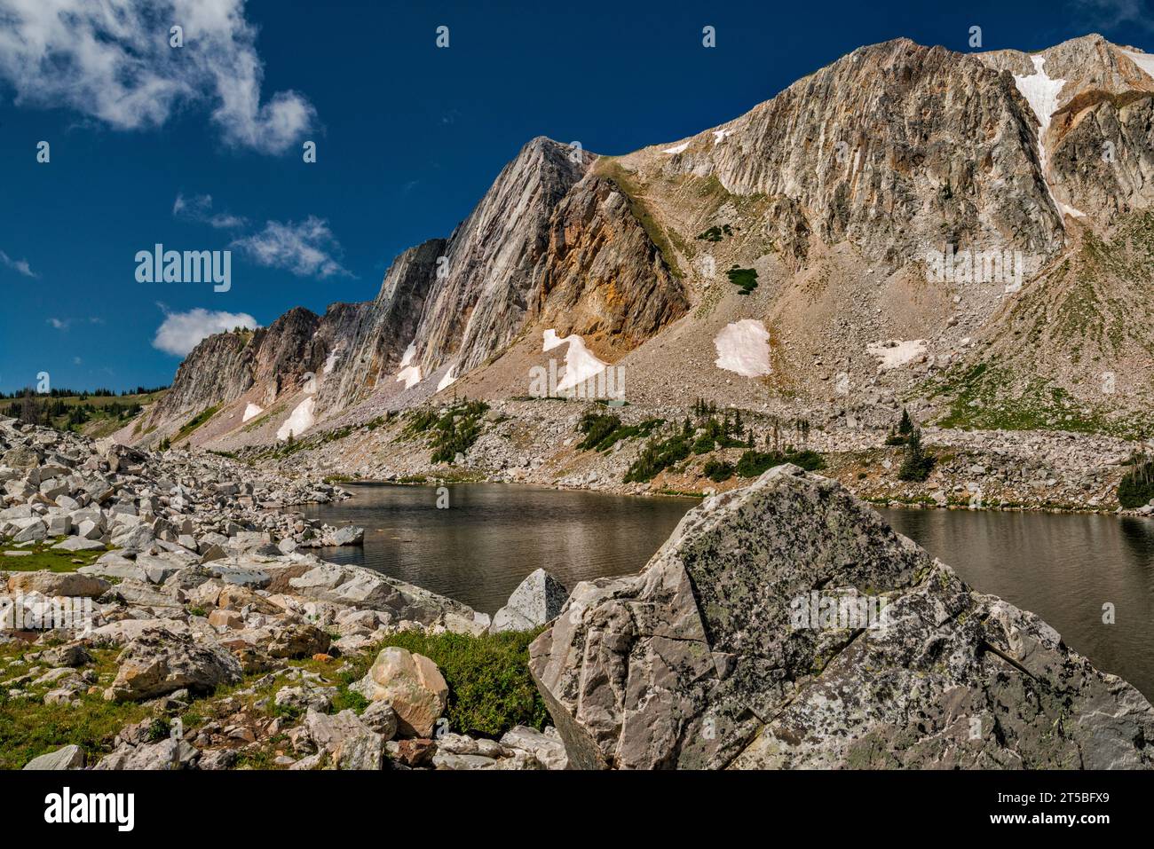 Snowy Range, The Diamond im Zentrum, Lookout Lake, Blick vom Lakes Trail, Medicine Bow Mountains, Rocky Mountains, Wyoming, USA Stockfoto