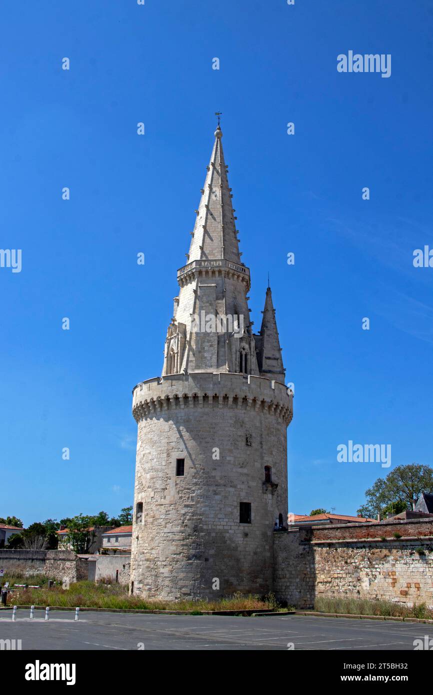 Die Tour de la Lanterne in La Rochelle, ein Überbleibsel der mittelalterlichen Befestigungsanlagen, die den Hafen, Charente-Maritime, schützten. Nouvelle-Aquitaine Stockfoto