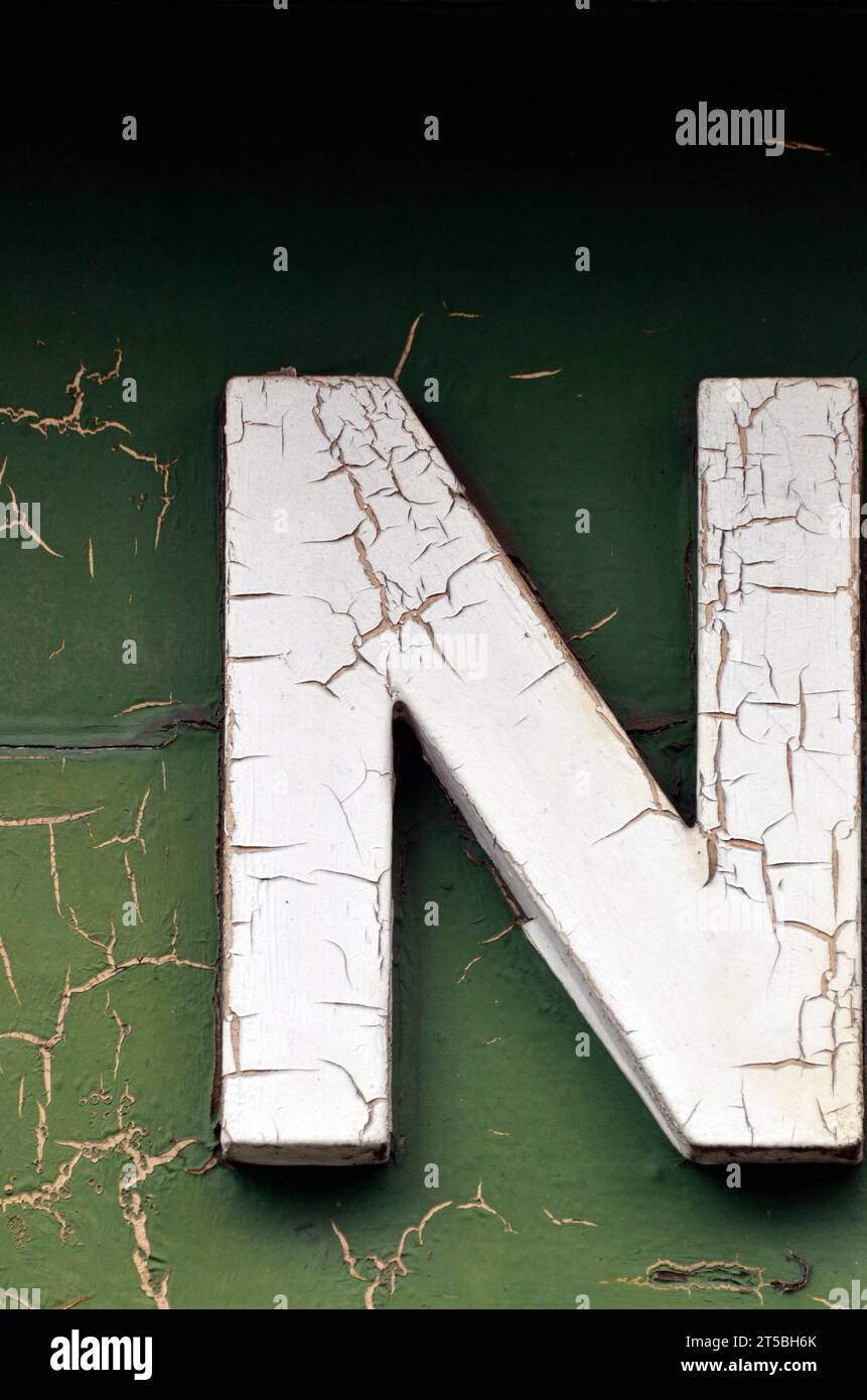 Großbuchstabe N in der Fassade des Lackierwerks bungay suffolk england Stockfoto