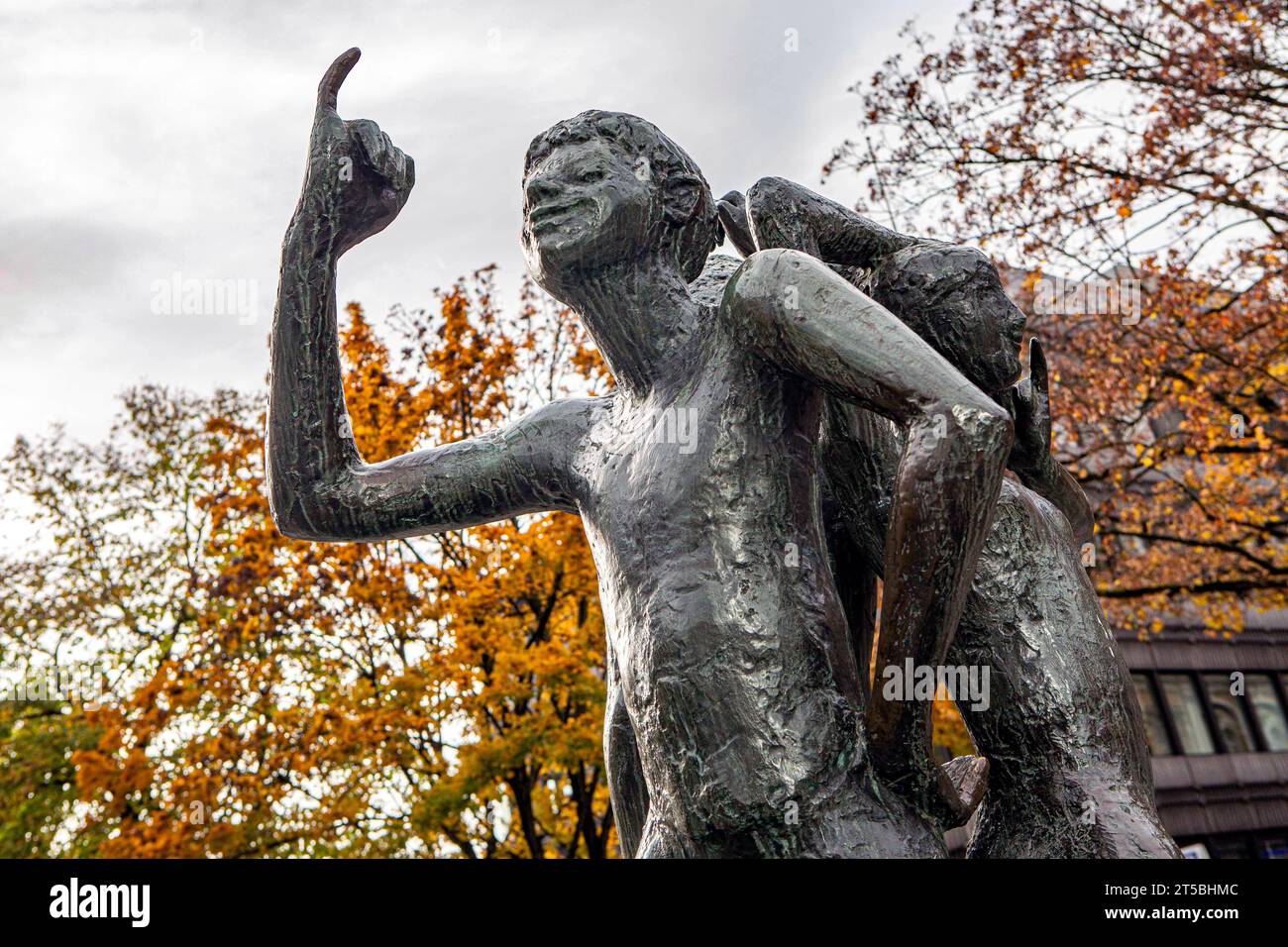 Seit 1970 steht ein dem Klenkes widmetes Denkmal des Aachener Bildhauers Hubert Löneke am Holzgraben. Der Klenkes ist Erkennungszeichen von Aachenern und Gruß untereinander, wenn sie sich außerhalb von Aachen begegnen. Es handelt sich um den emporgereckten kleinen Finger der rechten Hand. Aachen *** auf dem Holzgraben steht seit 1970 Ein dem Klenkes geweihtes Denkmal des Aachener Bildhauers Hubert Löneke. Der Klenkes ist ein Symbol der Anerkennung für Aachener und ein Gruß, wenn sie sich außerhalb von Aachen treffen Aachen Stockfoto