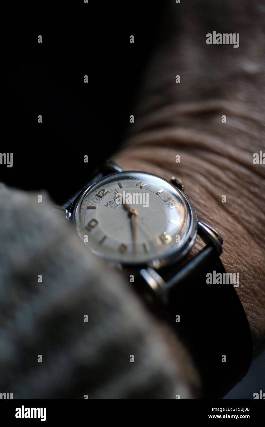 Mechanische Vintage-Armbanduhr am männlichen Handgelenk Stockfoto