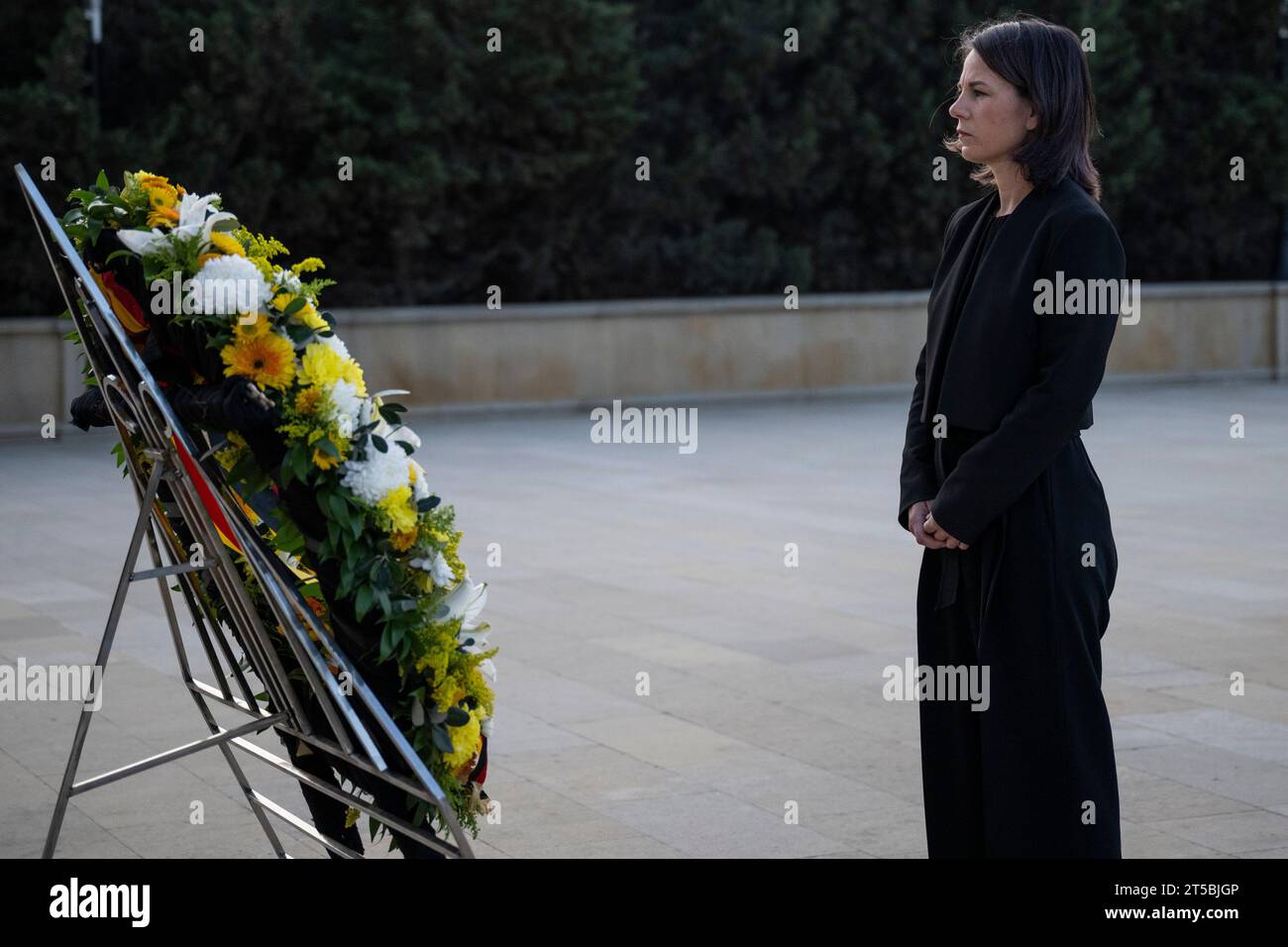 Baku, Aserbaidschan. November 2023. Bundesaußenministerin Annalena Baerbock (Bündnis 90/die Grünen) steht vor dem Kranz an der Gedenkstätte "Märtyrerstraße". Im Mittelpunkt der Reise steht der Streit zwischen Armenien und Aserbaidschan um die Region Berg-Karabach. Quelle: Hannes P. Albert/dpa/Alamy Live News Stockfoto