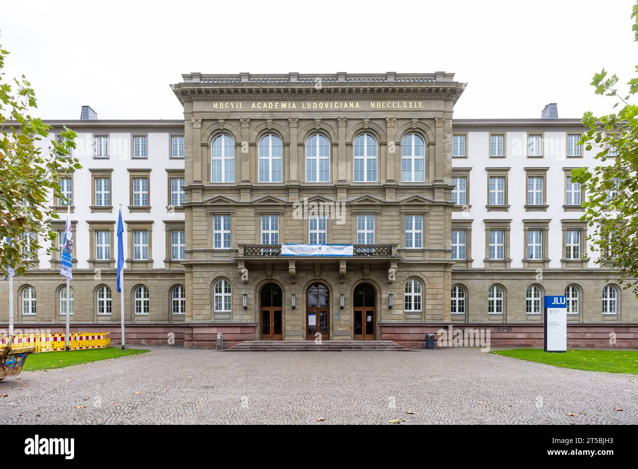 PRODUKTION - 28. Oktober 2023, Hessen, Gießen: Das historische Hauptgebäude der Justus-Liebig-Universität Gießen (JLU) in der Ludwigstraße beherbergt die Verwaltung und den Hörsaal der Universität. Foto: Christian Lademann/dpa Stockfoto