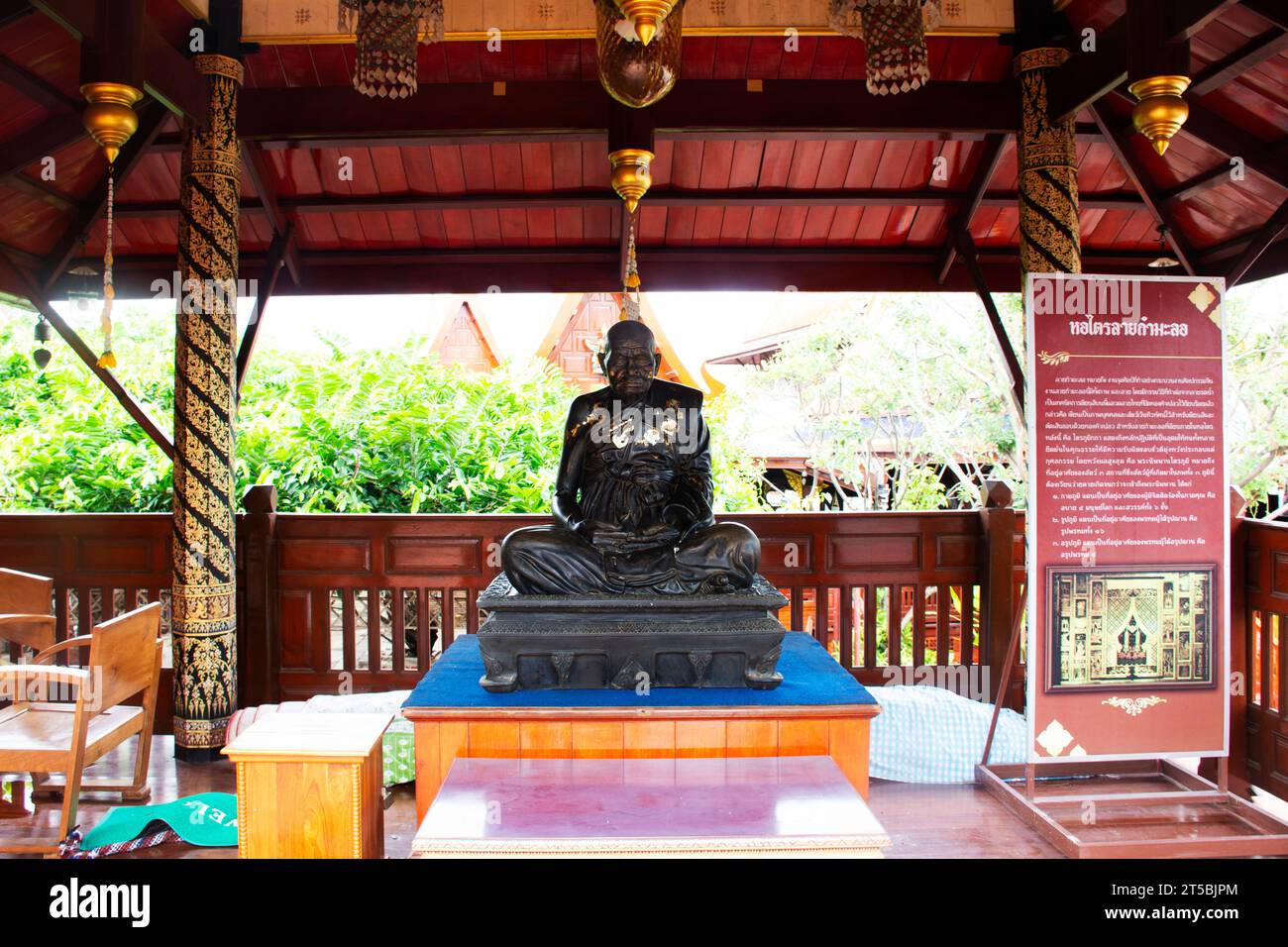 Luang Pu Tim buddhistischer heiliger heiliger Arhat oder buddhistischer edler Mönch Araahant für thailänder reisen Respekt betenden Segen wünschen heilig im Wat Phra Khao Stockfoto