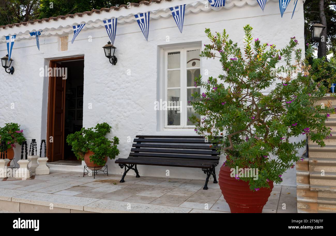 Insel Lefkada. Griechenland- 10.23.2023. Ein weiß getünchtes Seitengebäude im Faneromeni-Kloster. Stockfoto