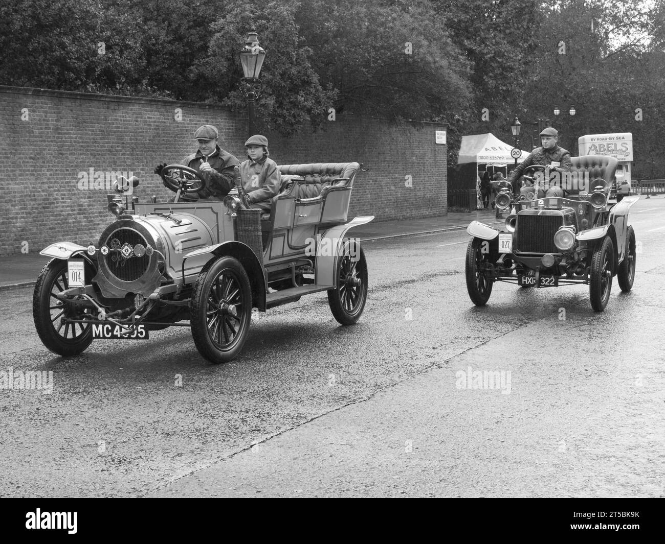 1905 Spyker und 1904 Darracq „Genevieve“ Filmautos auf dem 2023 St James's International Concours London UK. Veteranenautos beim London-Brighton-Lauf Stockfoto