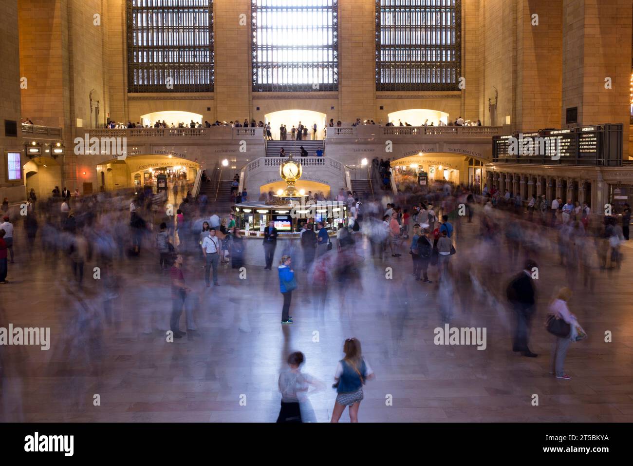 Ein atemberaubendes Stockfoto vom Grand Central Terminal, einem der berühmtesten Wahrzeichen von New York City. Das Foto zeigt die wunderschöne Architektur des Terminals Stockfoto