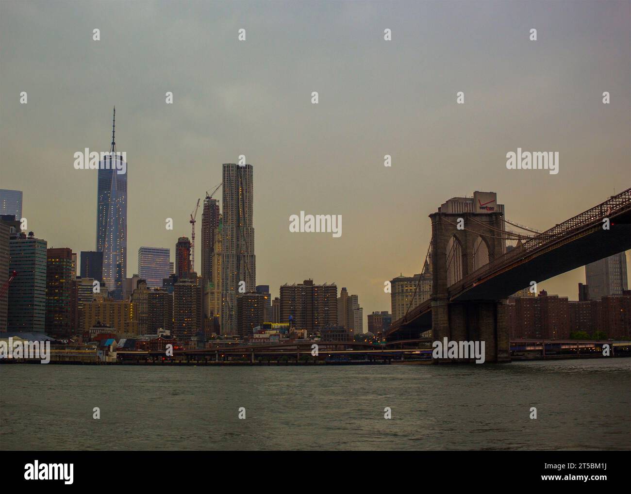 Ein atemberaubendes Stockfoto der berühmten Brooklyn Bridge, eines der beliebtesten Reiseziele von New York City. Das Foto zeigt den Gracef der Brücke Stockfoto