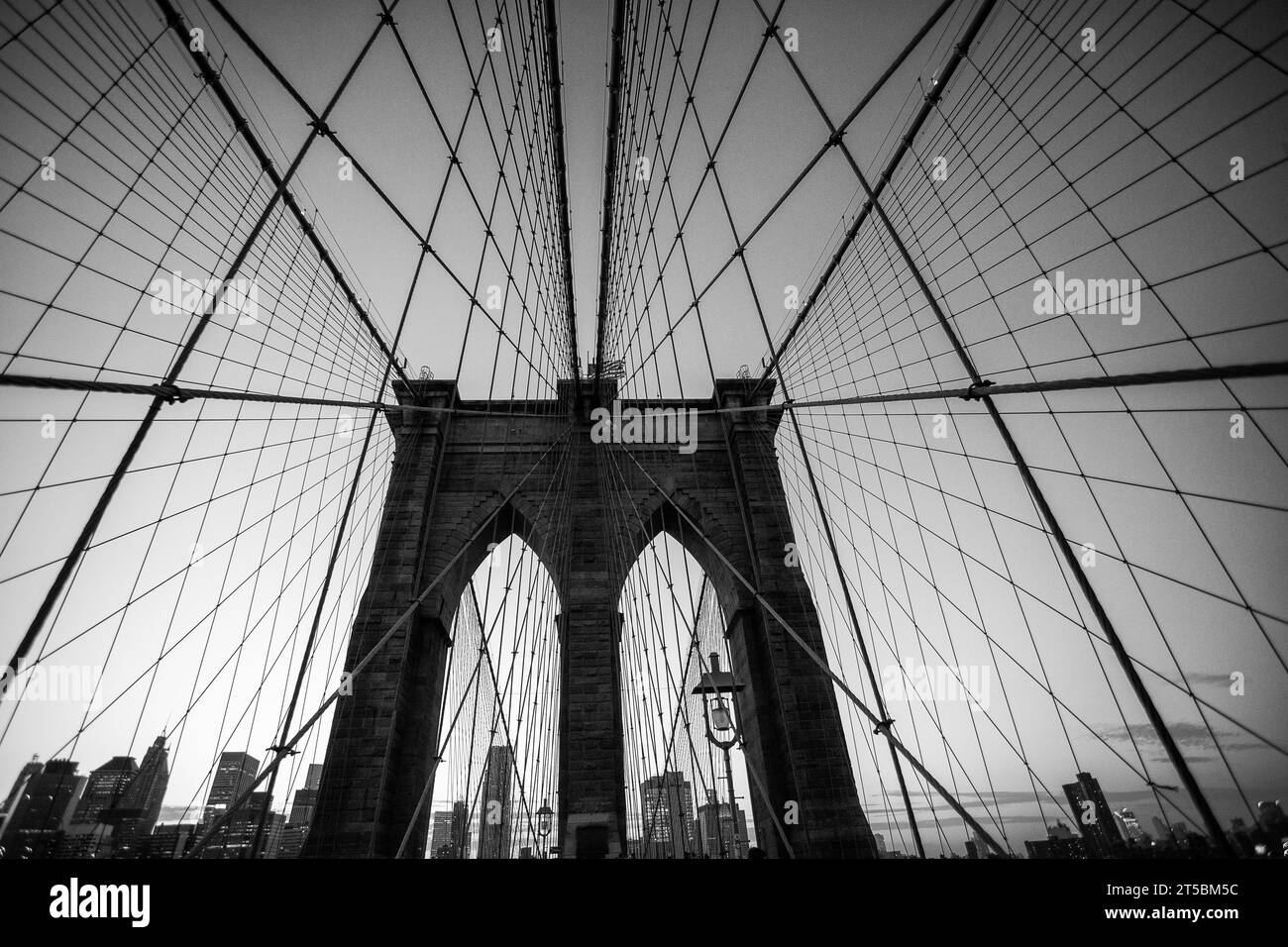 Ein atemberaubendes Stockfoto der berühmten Brooklyn Bridge, eines der beliebtesten Reiseziele von New York City. Das Foto zeigt den Gracef der Brücke Stockfoto