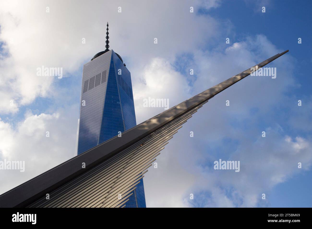 Ein atemberaubendes Stockfoto von One World Trade Center, dem höchsten Gebäude der westlichen Hemisphäre. Das Foto zeigt das hoch aufragende h des legendären Wolkenkratzers Stockfoto