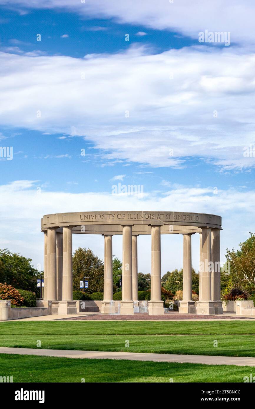 SPRINGFIELD, IL, USA - 18. OKTOBER 2023: HE Colonnade auf dem Campus der University of Illinois Springfield. Stockfoto