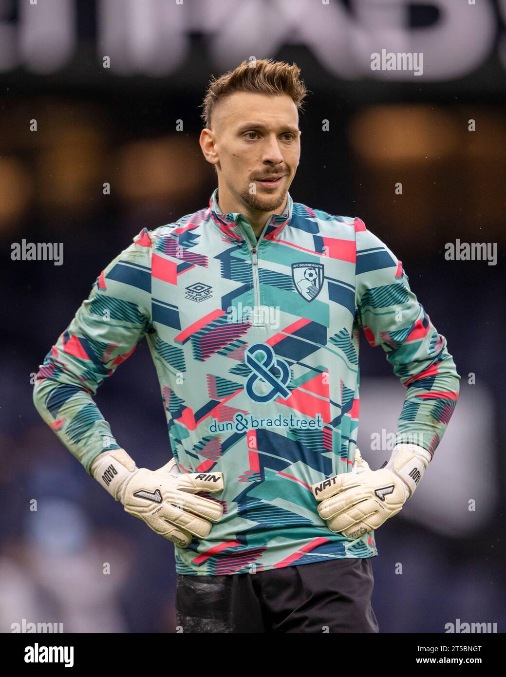 Etihad Stadium, Manchester, Großbritannien. November 2023. Premier League Football, Manchester City gegen Bournemouth; Torhüter Ionut Radu aus Bournemouth während des warm Up Credit: Action Plus Sports/Alamy Live News Stockfoto