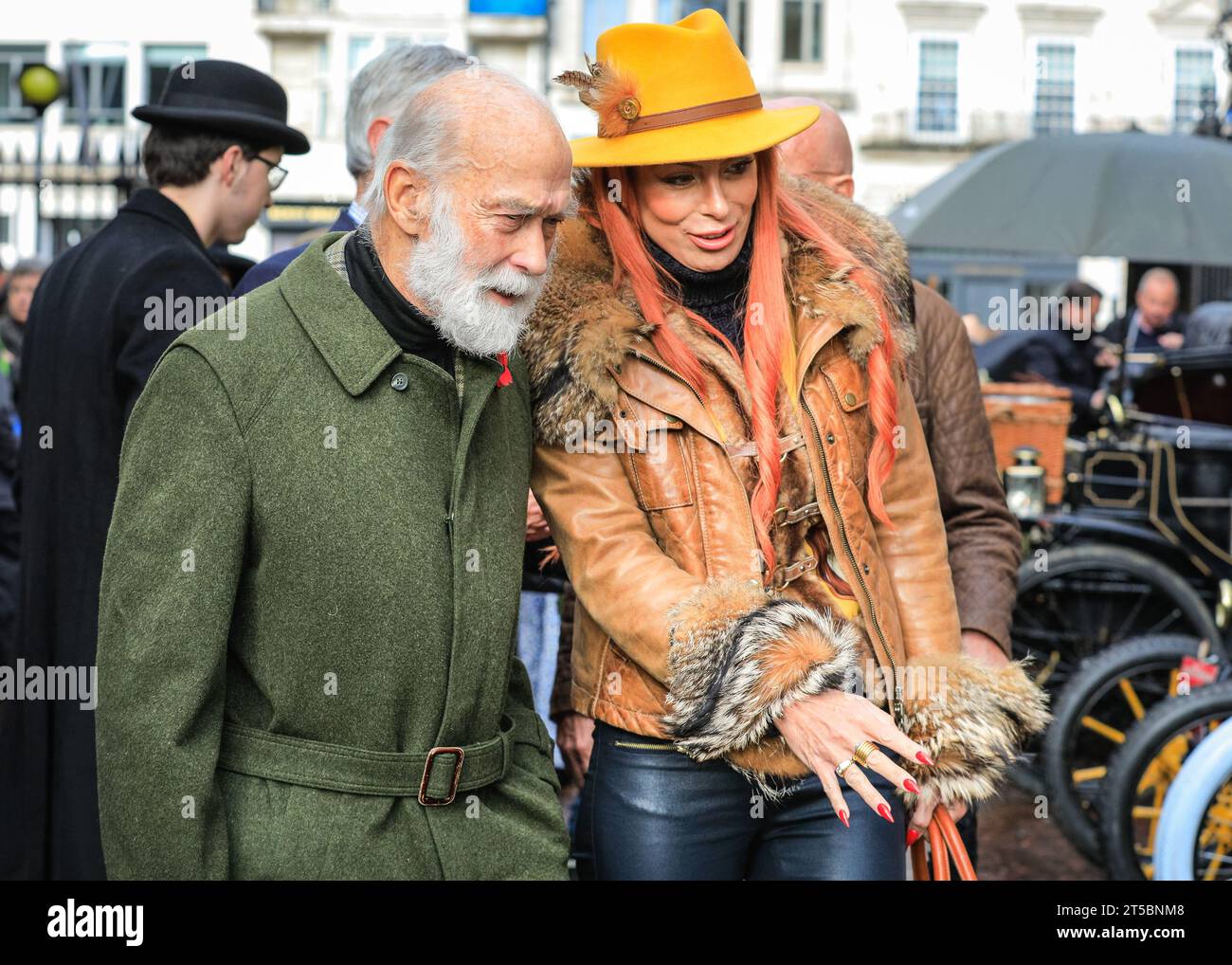 London, Großbritannien. November 2023. Prinz Michael von Kent, seit 1972 Präsident des RAC, macht einen Spaziergang durch den Concours und bewundert einige der wunderschönen Veteranenautos. Über hundert Veteranenautos vor 1905 sind bei der Showcase-Veranstaltung neben James's Palace zu sehen, bei der am Sonntag eine Vorschau auf den RM Sotheby's London to Brighton Veteran Car Run stattfindet. Quelle: Imageplotter/Alamy Live News Stockfoto