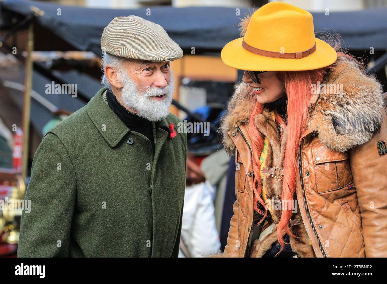 London, Großbritannien. November 2023. Prinz Michael von Kent, seit 1972 Präsident des RAC, macht einen Spaziergang durch den Concours und bewundert einige der wunderschönen Veteranenautos. Über hundert Veteranenautos vor 1905 sind bei der Showcase-Veranstaltung neben James's Palace zu sehen, bei der am Sonntag eine Vorschau auf den RM Sotheby's London to Brighton Veteran Car Run stattfindet. Quelle: Imageplotter/Alamy Live News Stockfoto