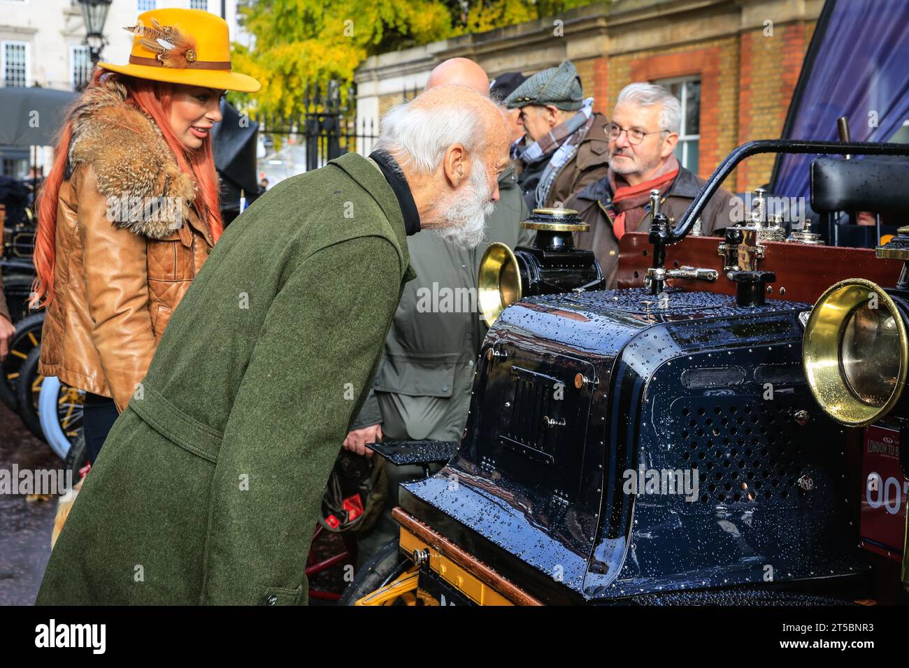 London, Großbritannien. November 2023. Prinz Michael von Kent, seit 1972 Präsident des RAC, macht einen Spaziergang durch den Concours und bewundert einige der wunderschönen Veteranenautos. Über hundert Veteranenautos vor 1905 sind bei der Showcase-Veranstaltung neben James's Palace zu sehen, bei der am Sonntag eine Vorschau auf den RM Sotheby's London to Brighton Veteran Car Run stattfindet. Quelle: Imageplotter/Alamy Live News Stockfoto