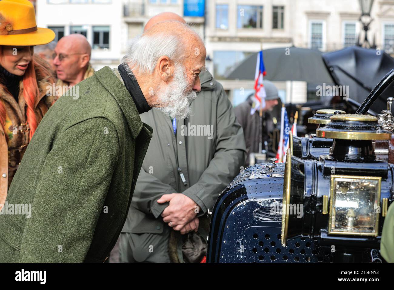 London, Großbritannien. November 2023. Prinz Michael von Kent, seit 1972 Präsident des RAC, macht einen Spaziergang durch den Concours und bewundert einige der wunderschönen Veteranenautos. Über hundert Veteranenautos vor 1905 sind bei der Showcase-Veranstaltung neben James's Palace zu sehen, bei der am Sonntag eine Vorschau auf den RM Sotheby's London to Brighton Veteran Car Run stattfindet. Quelle: Imageplotter/Alamy Live News Stockfoto