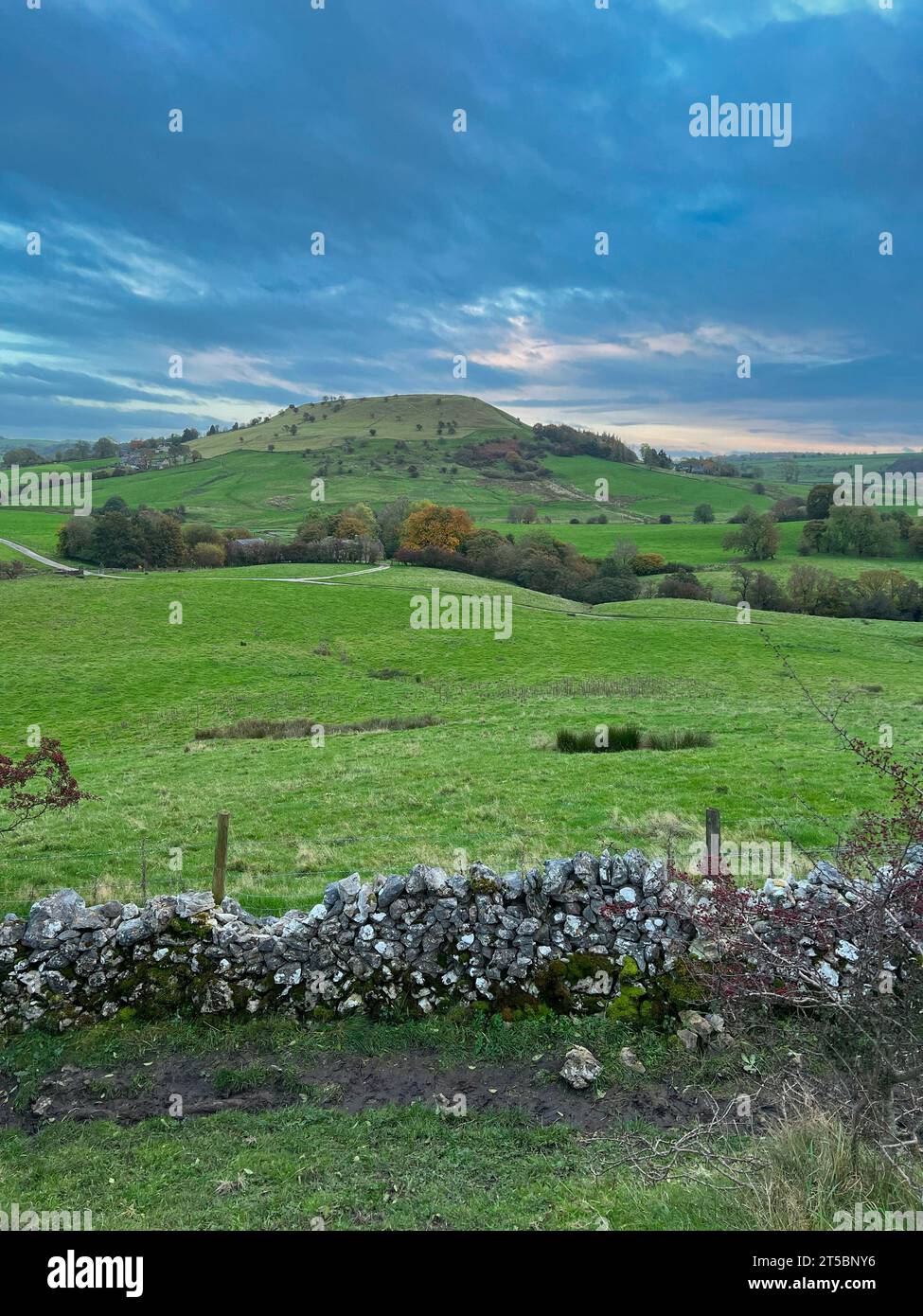 Wunderschönes Landschaftsbild von Chrome Hill im Peak District National Park in Großbritannien während des wunderschönen Herbsttages Stockfoto