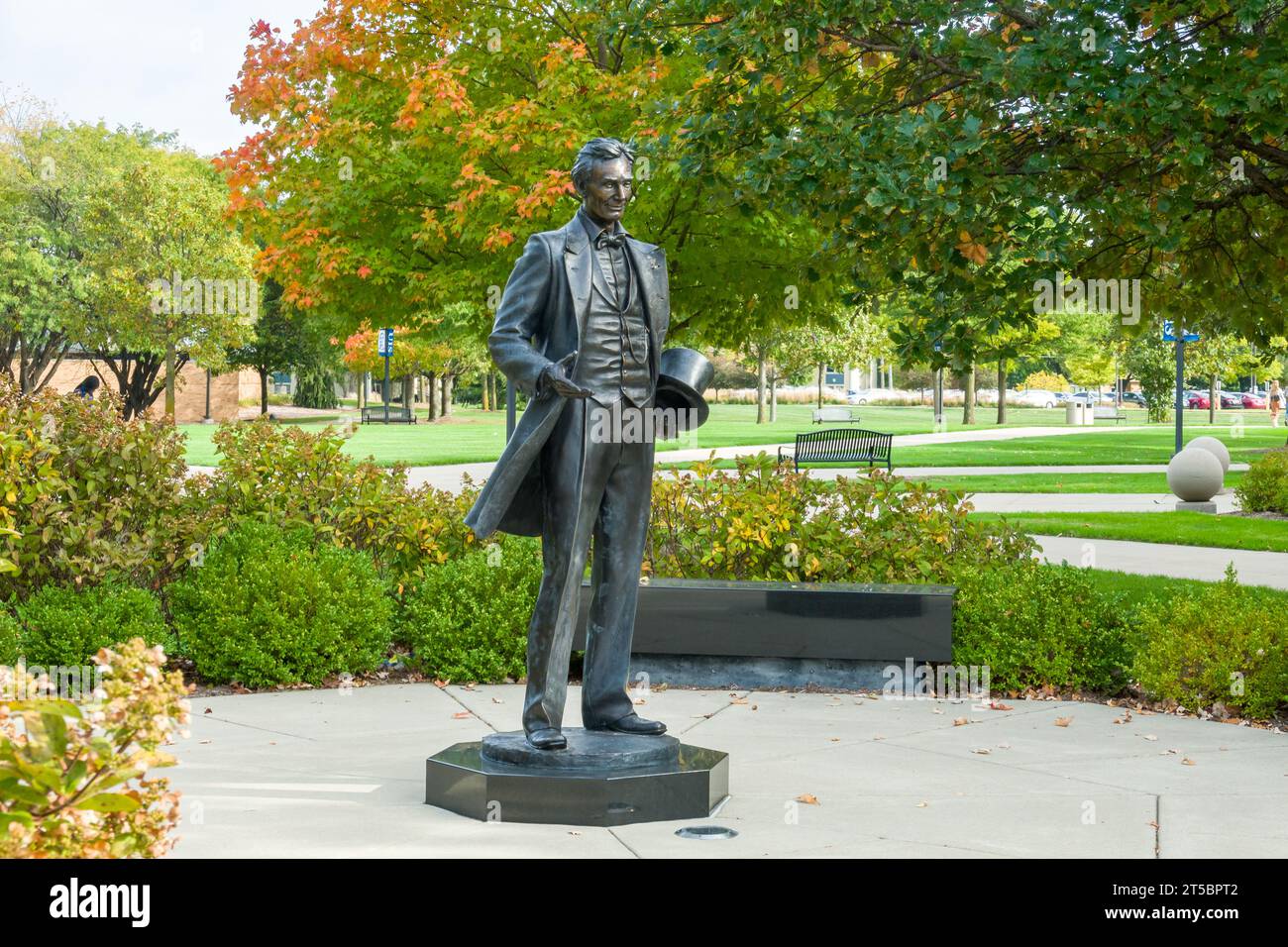 SPRINGFIELD, IL, USA - 18. OKTOBER 2023: Die Statue des jungen Anwalts auf dem Campus der University of Illinois Springfield. Stockfoto