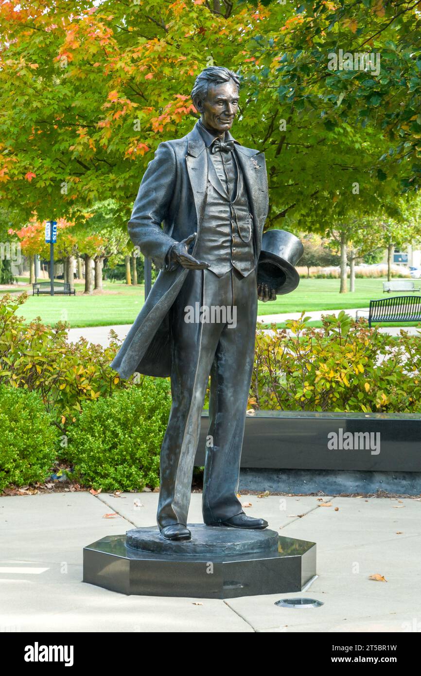 SPRINGFIELD, IL, USA - 18. OKTOBER 2023: Die Statue des jungen Anwalts auf dem Campus der University of Illinois Springfield. Stockfoto